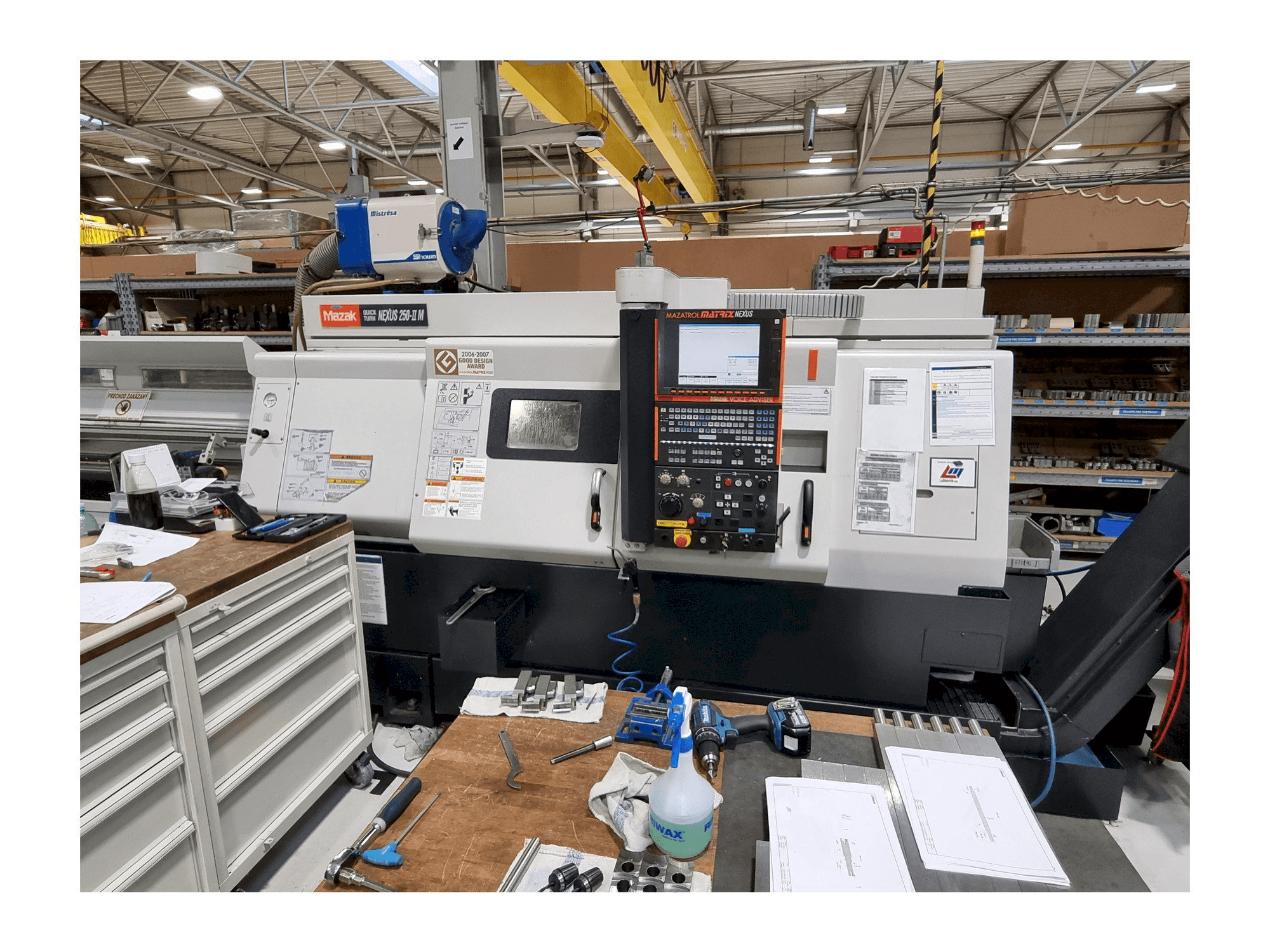 Vista frontale della macchina Mazak Quick Turn Nexus 250-IIM
