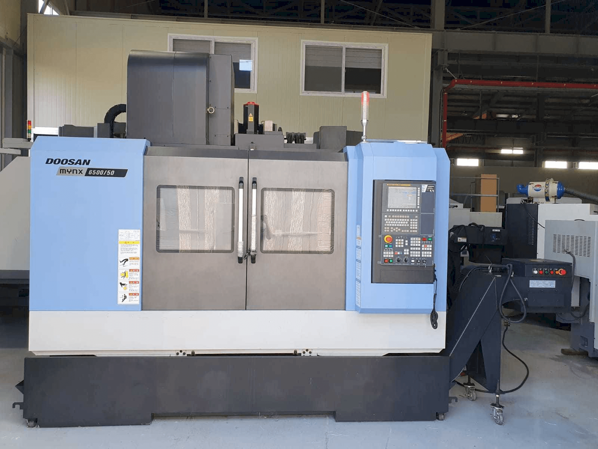 Vista frontale della macchina Doosan Mynx 6500/50