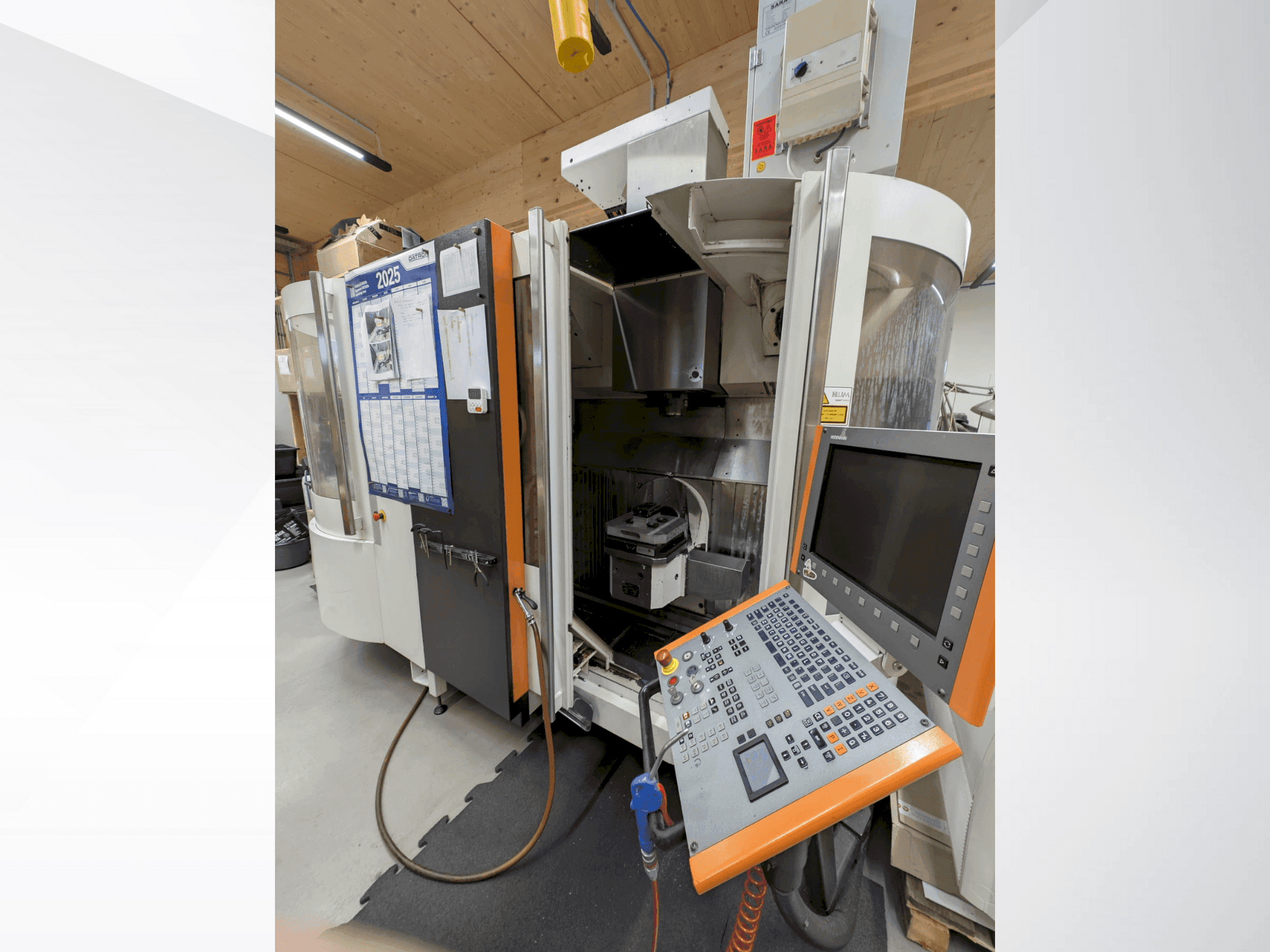 Vista frontale della macchina MIKRON UCP 600 Vario