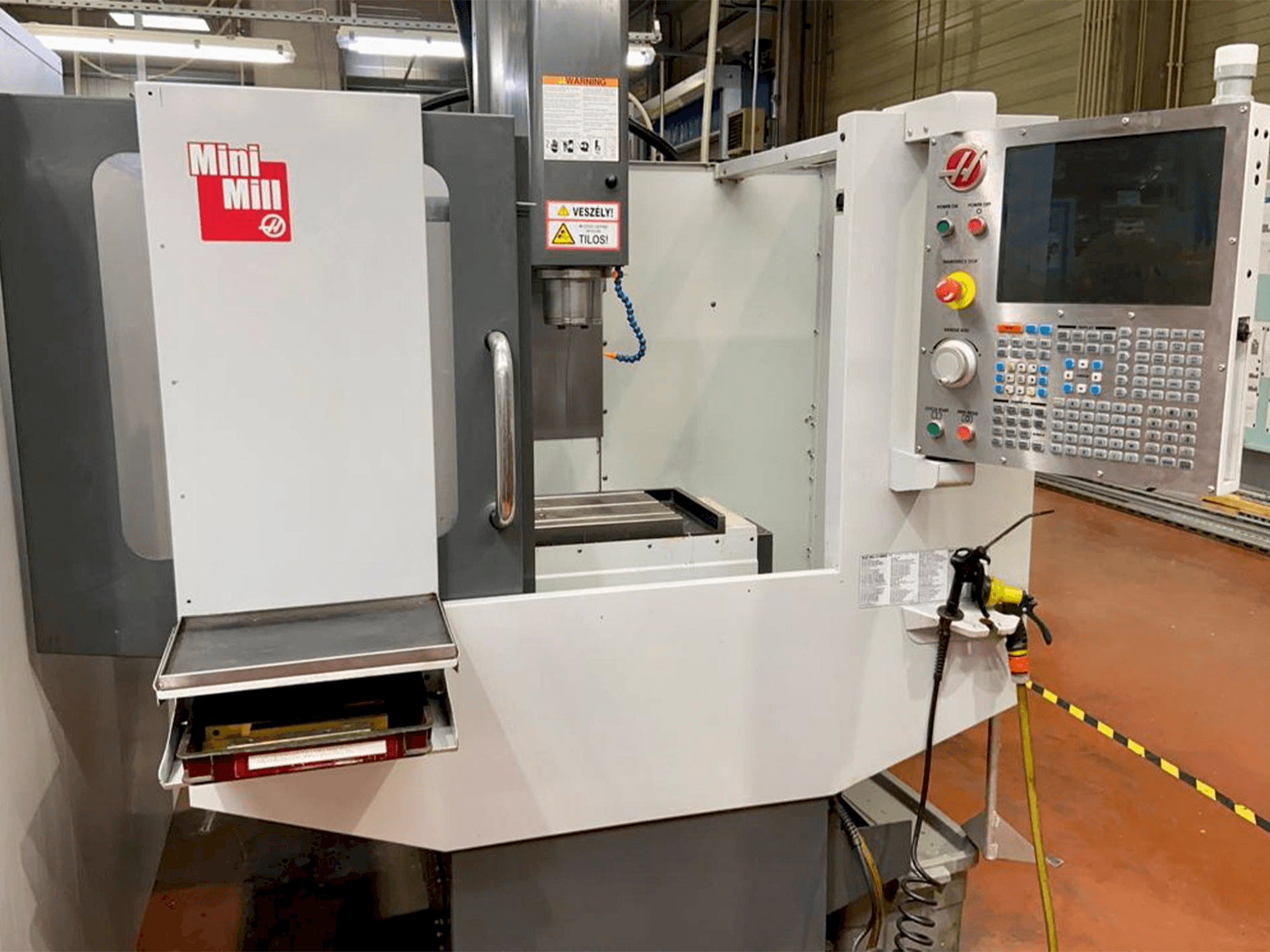 Vista frontale della macchina HAAS MINIMILL