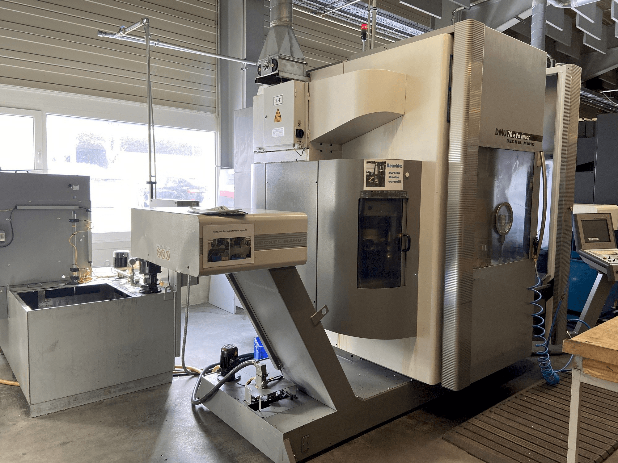Vista frontale della macchina DECKEL MAHO DMU 70 eVo linear