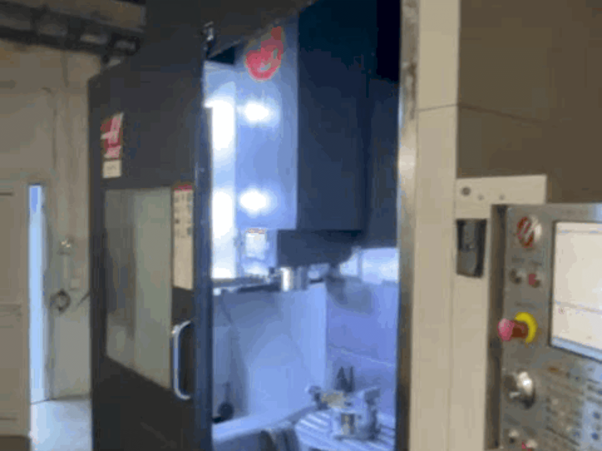 Vista frontale della macchina HAAS UMC-750