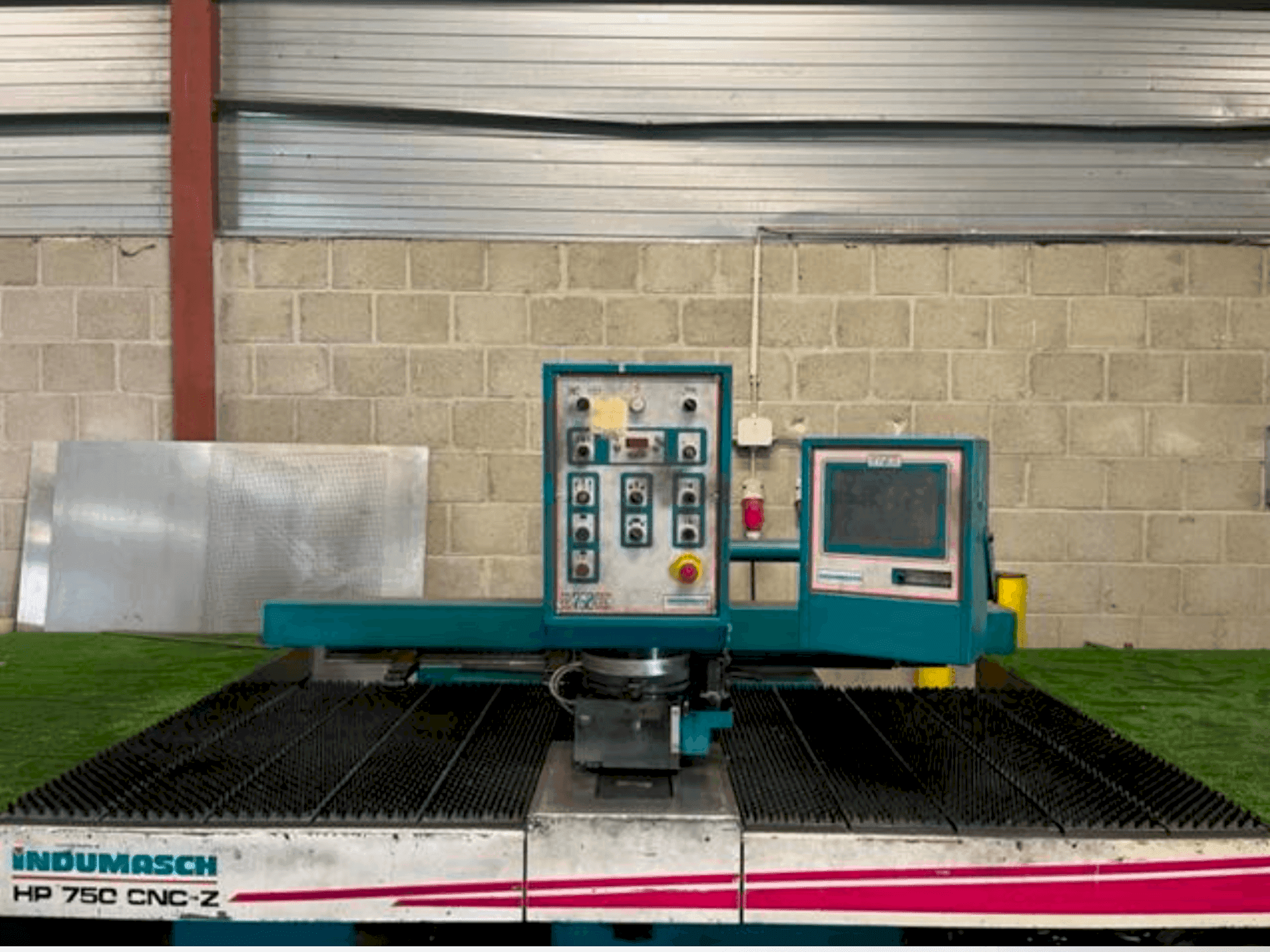 Vista frontale della macchina Indumasch HP 750 CNC/Z