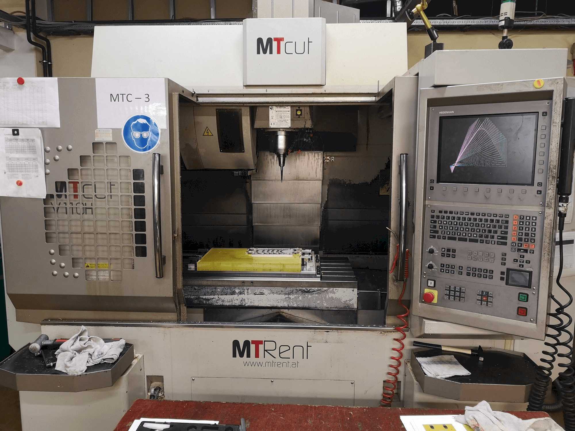 Vista frontale della macchina MT Cut V110H