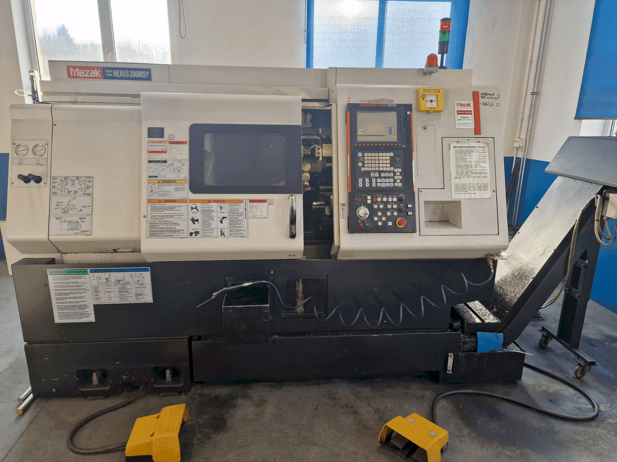Vista frontale della macchina Mazak QTN-200MSY