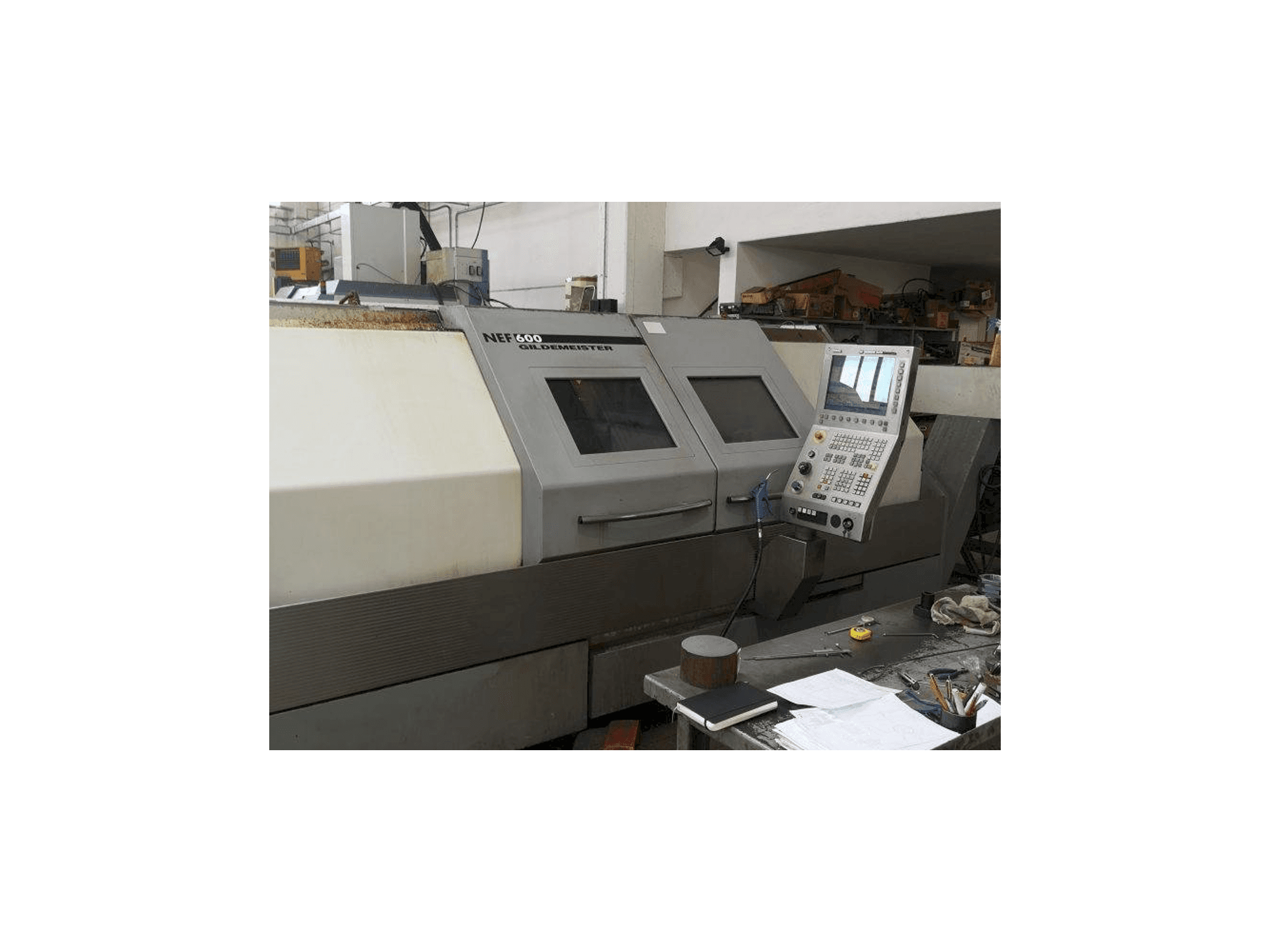 Vista frontale della macchina Gildemeister NEF 600