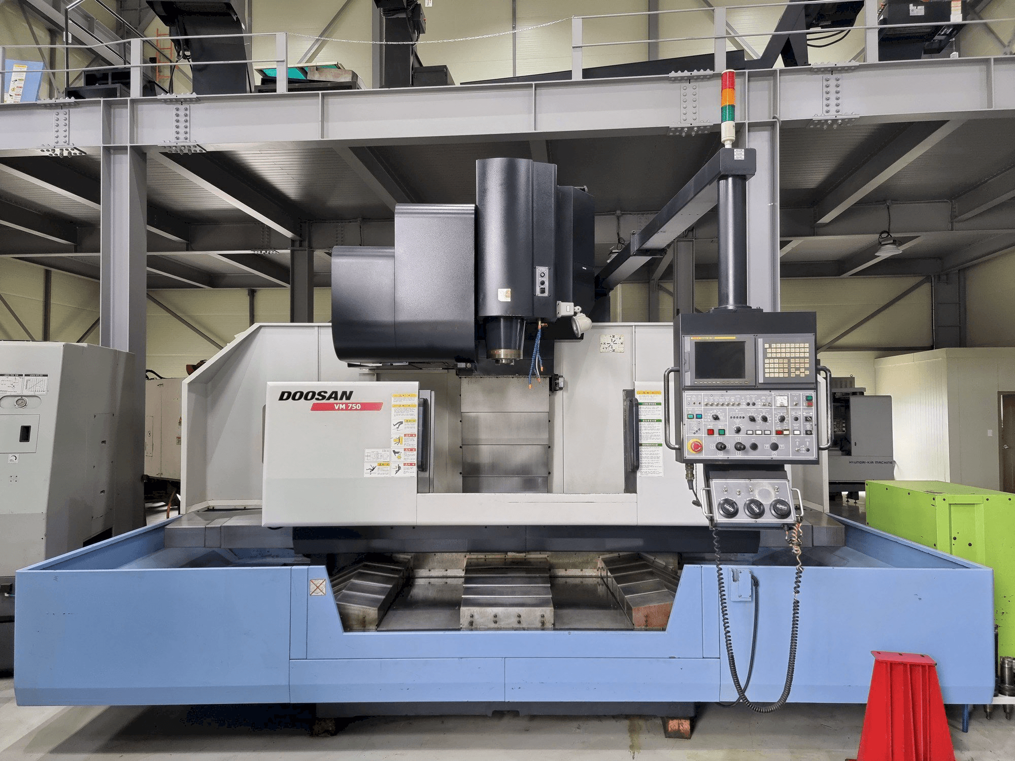 Vista frontale della macchina Doosan VM750