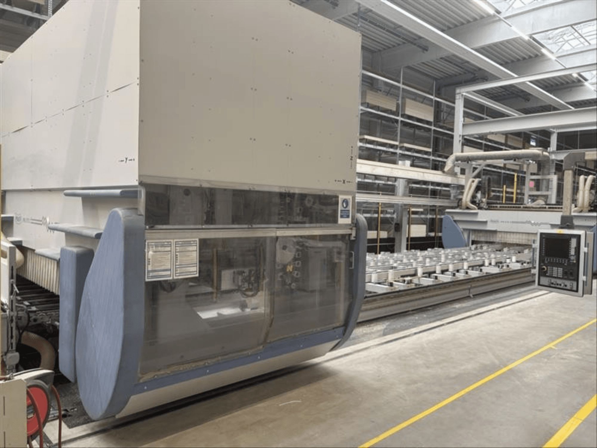 Centro di lavorazione CNC MAKA PM 270 X, vista frontale che mostra il pannello di controllo e i dettagli del macchinario in un ambiente di fabbrica.