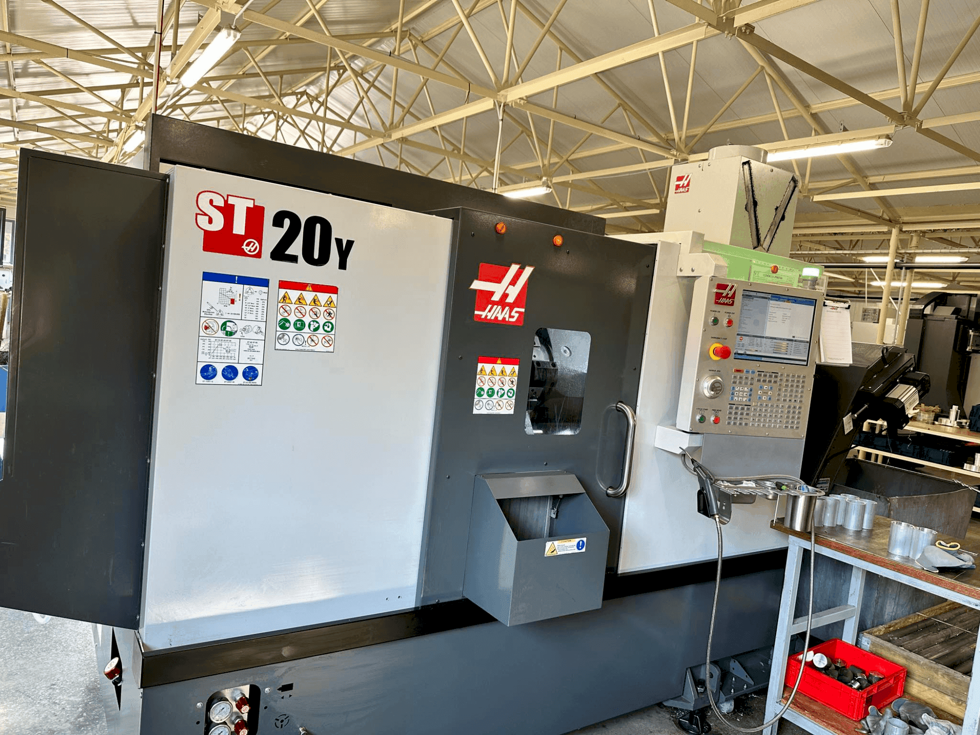 Vista frontale della macchina HAAS ST-20Y (2022)