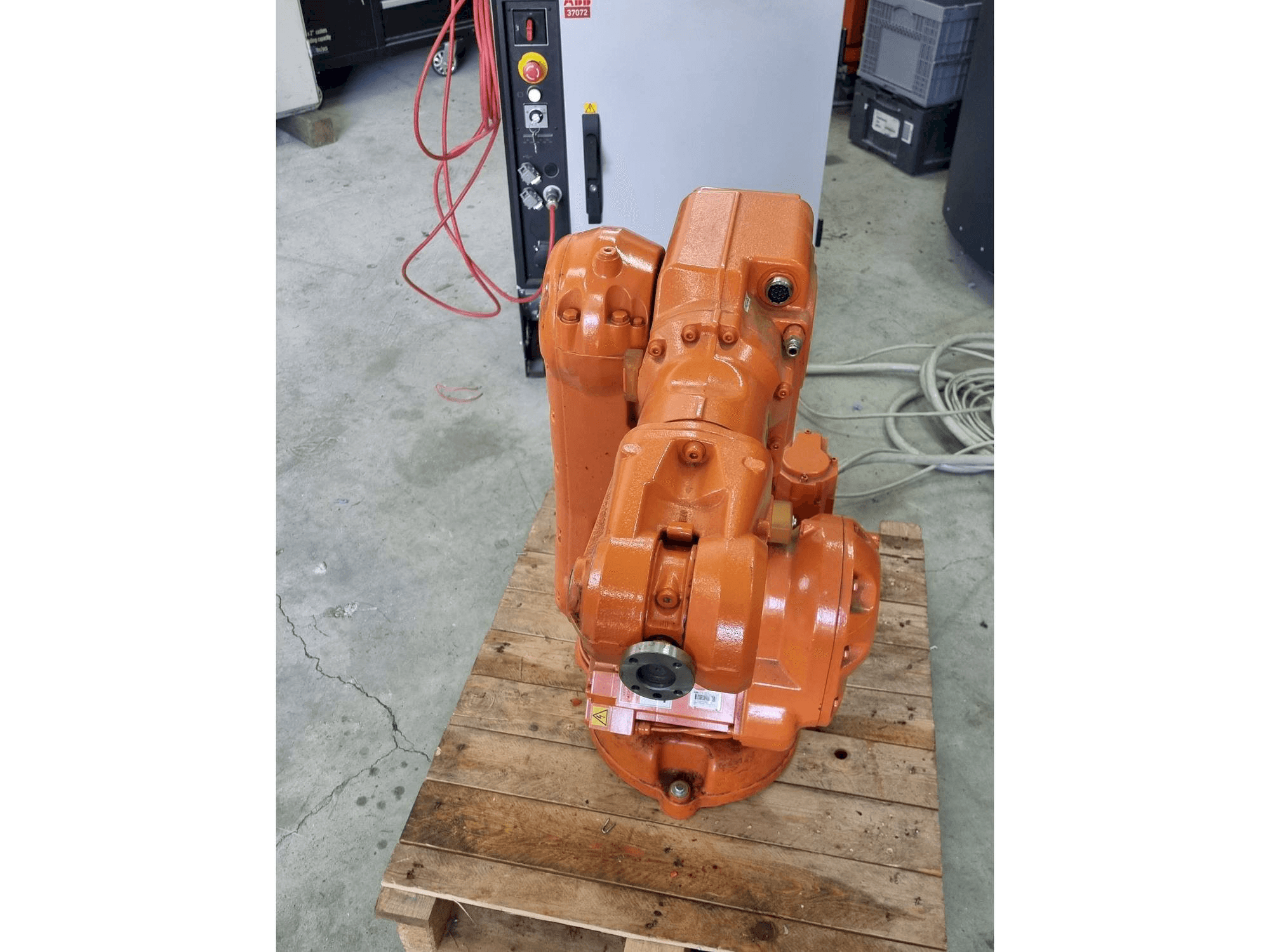 Vista frontale della macchina ABB IRB140 - IRC5