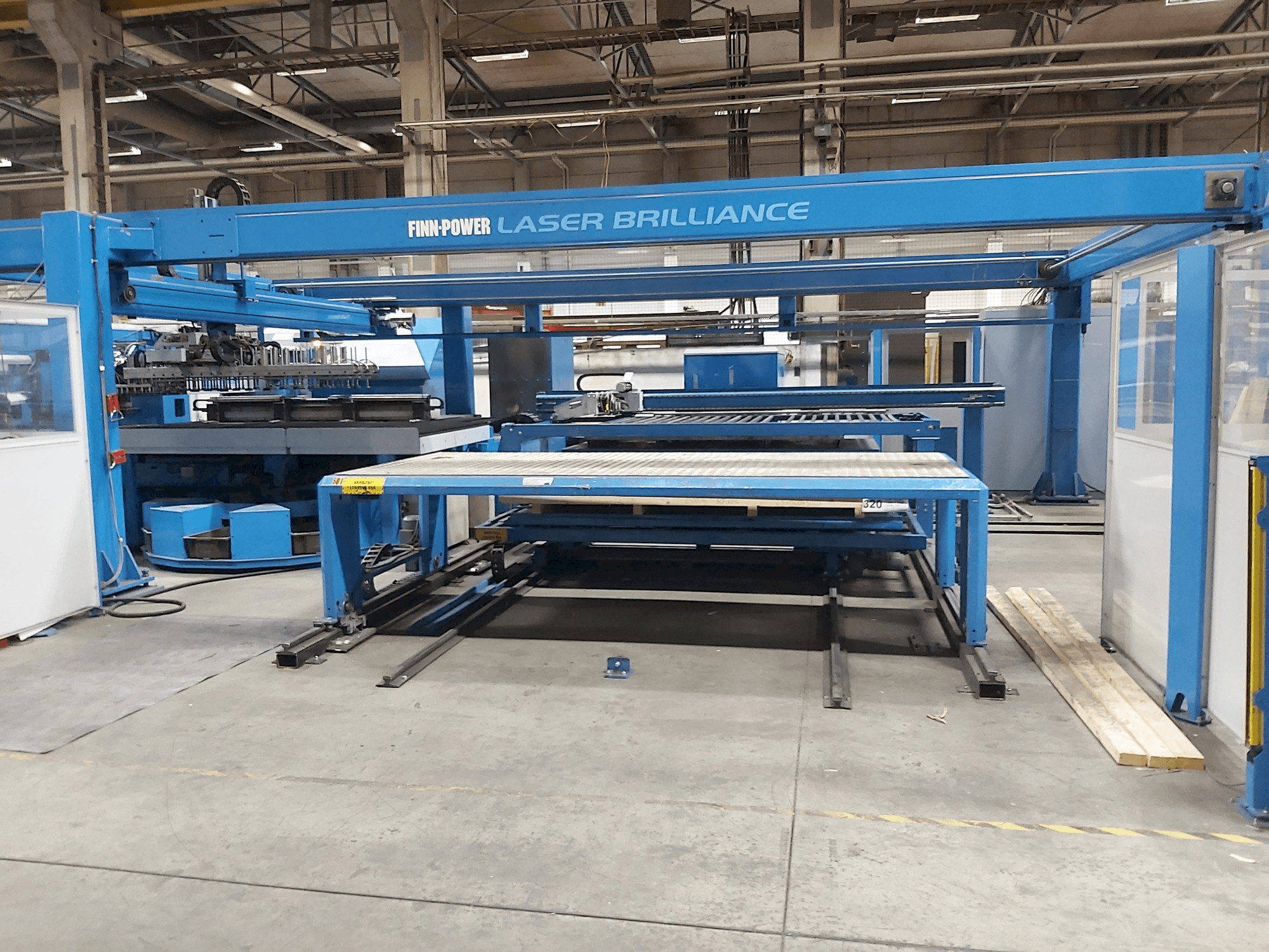 Vista frontale della macchina Finn-Power LG6