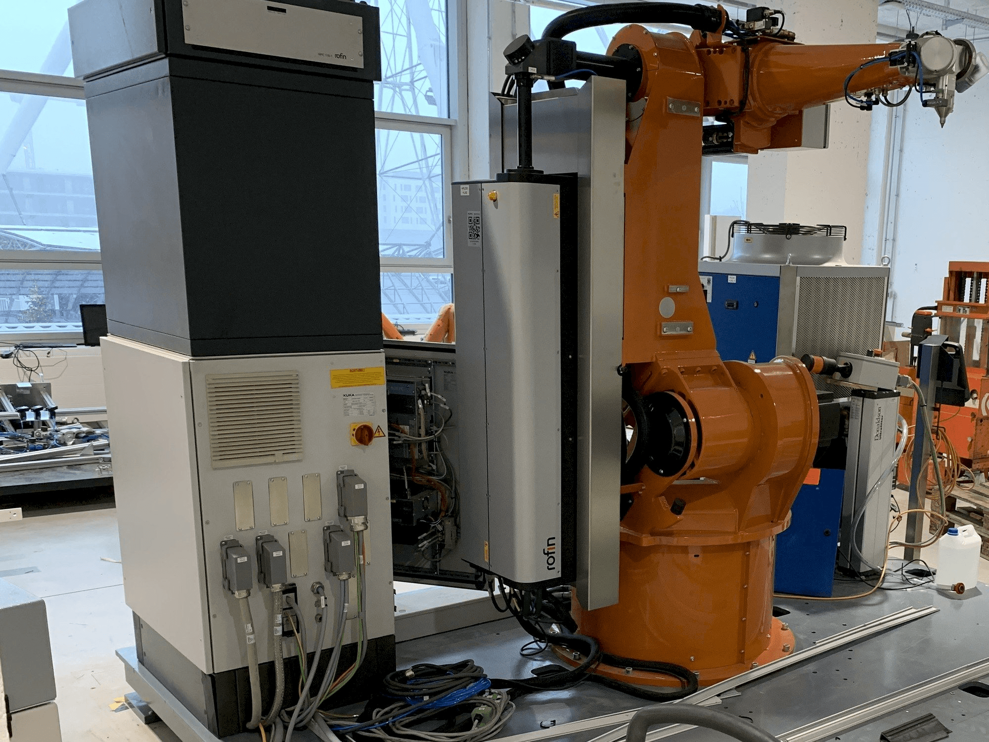 Vista frontale della macchina Reis Robotics Laserroboter RV6L