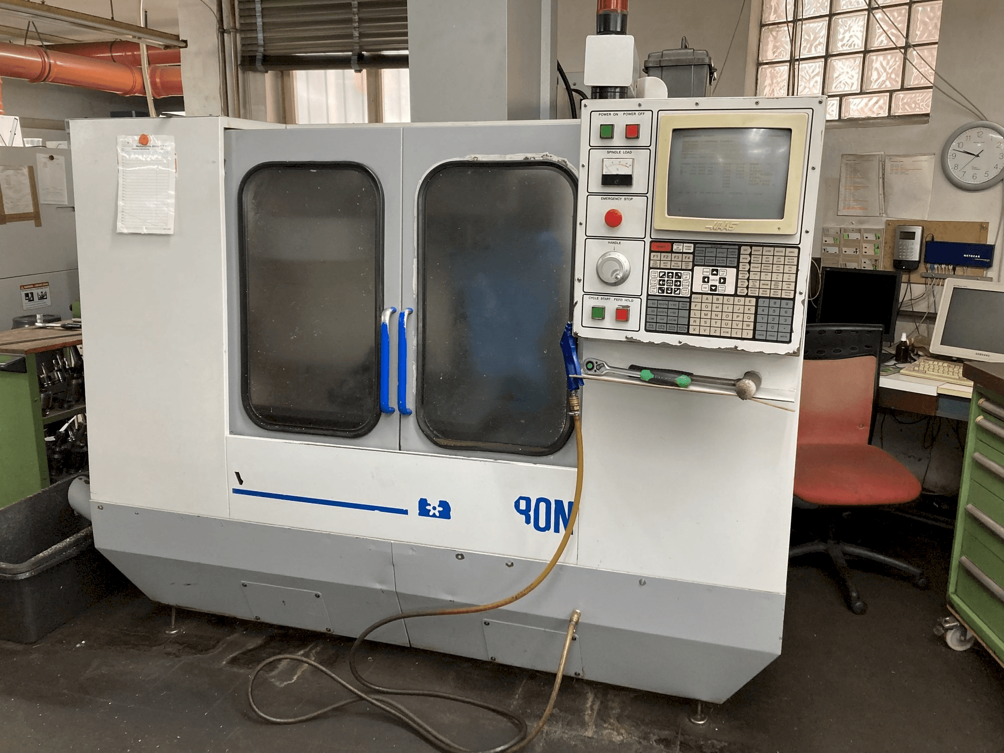 Vista frontale della macchina MIKRON VCE750