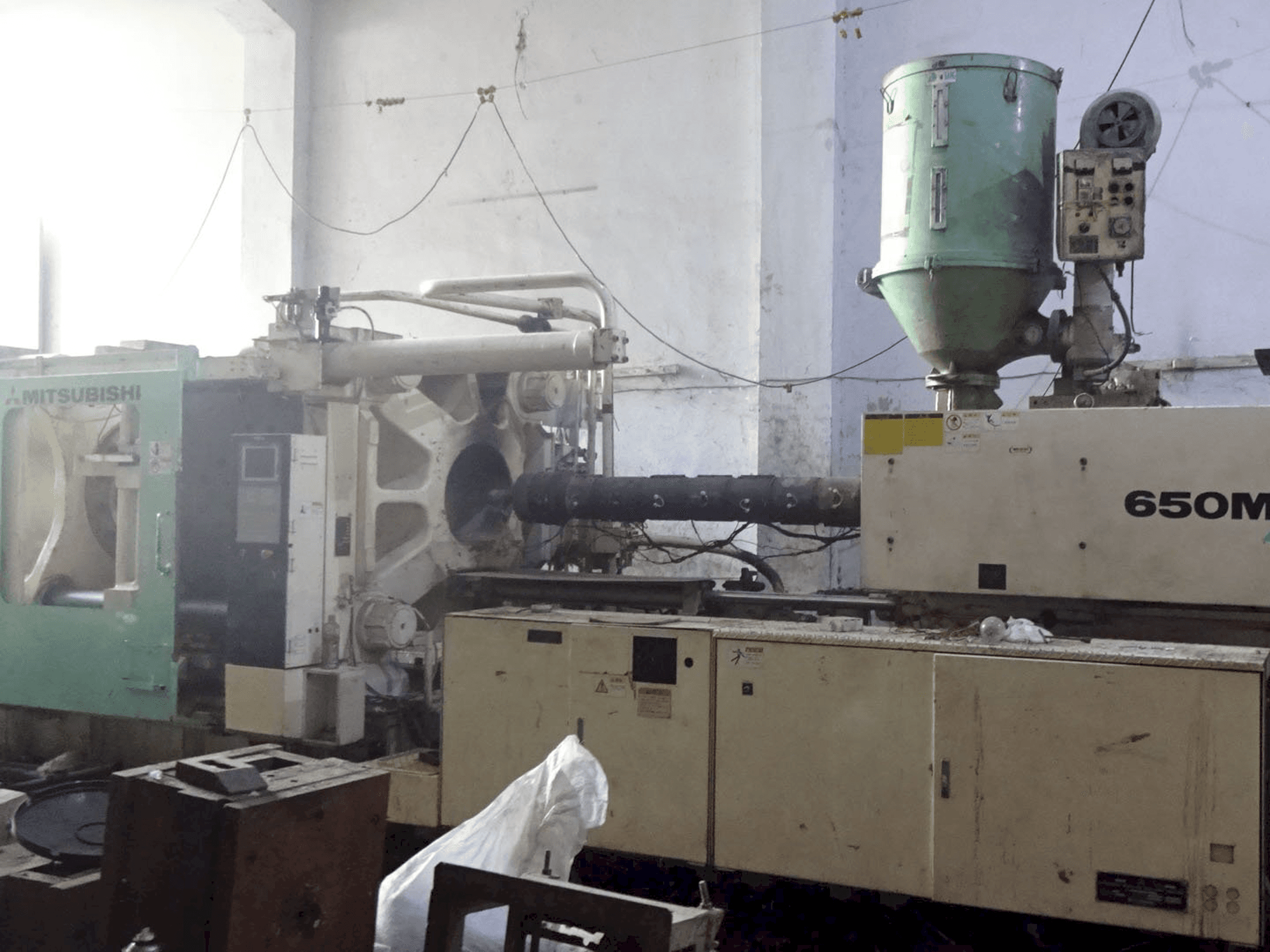 Vista lato destro della macchina Mitsubishi 650 MMG