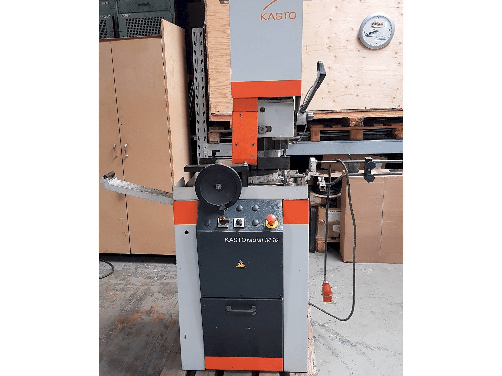 Vista frontale della macchina KASTO Radial M 10