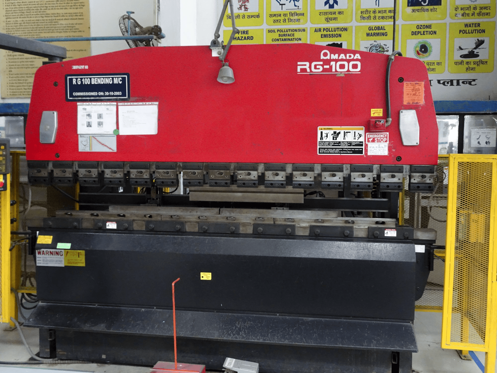 Vista frontale della macchina AMADA RG-100