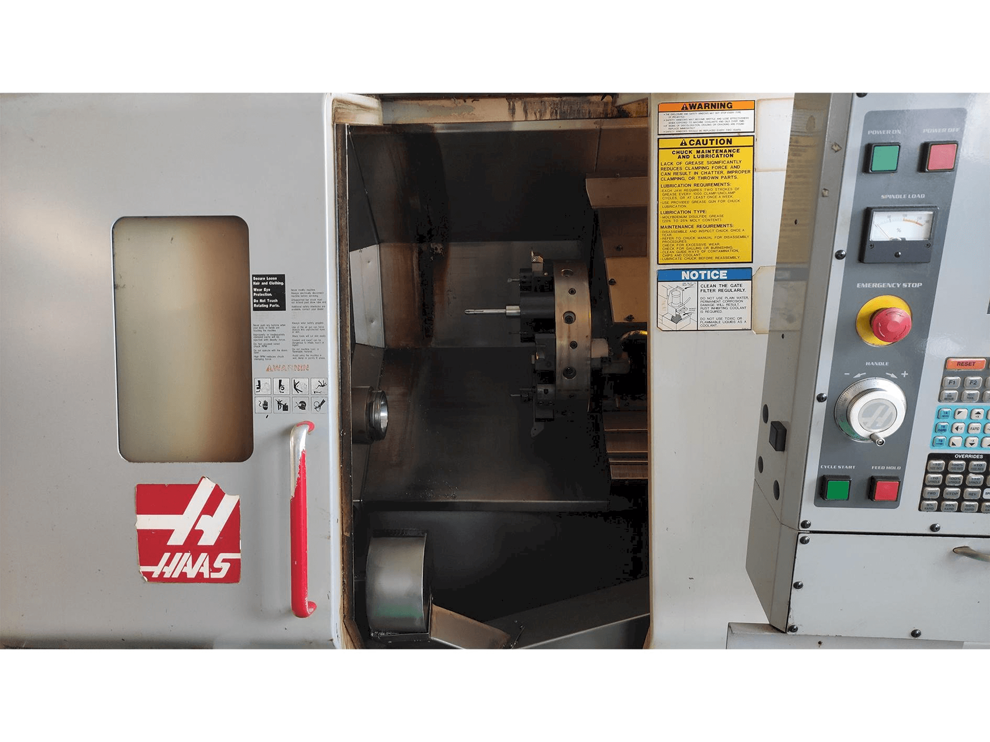 Vista frontale della macchina HAAS SL-20HE