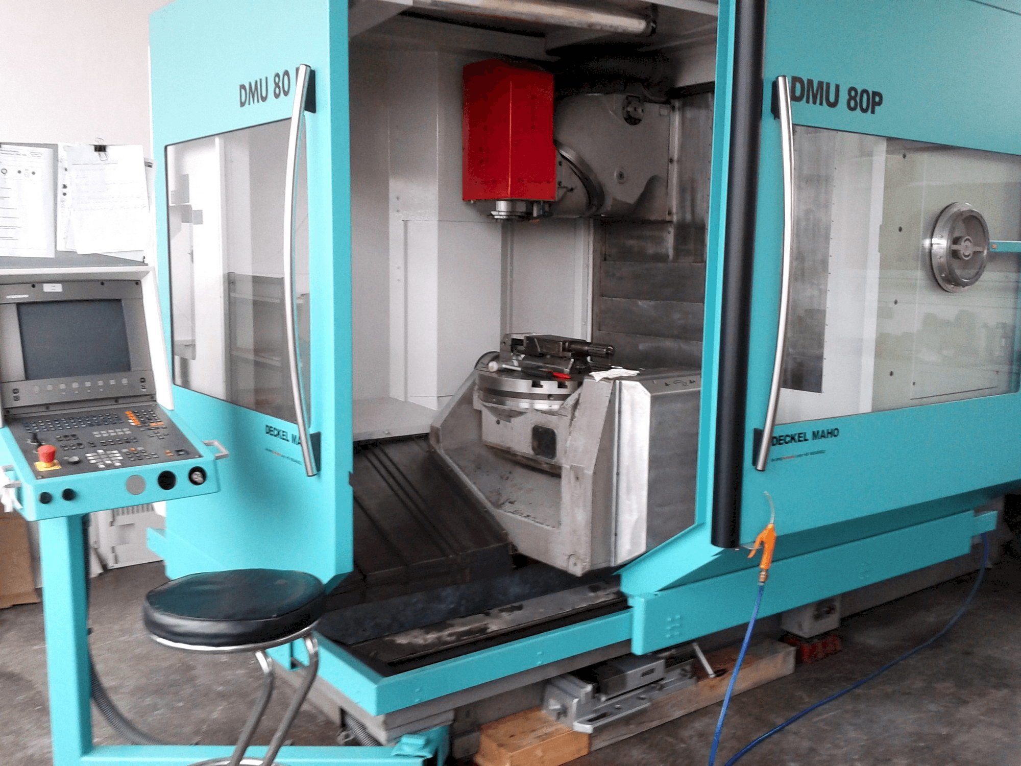 Vista frontale della macchina DECKEL MAHO DMU 80P