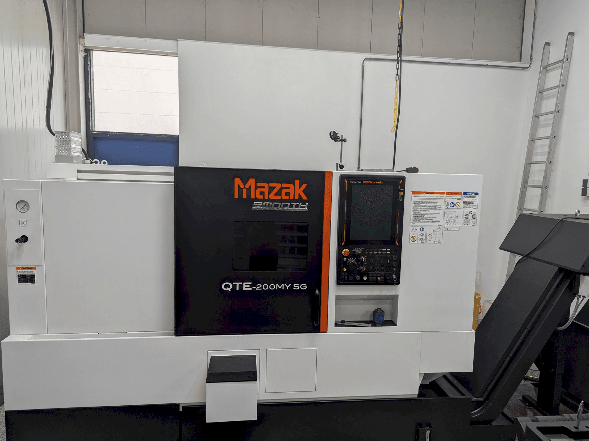 Vista frontale della macchina Mazak QTE-200MY SG