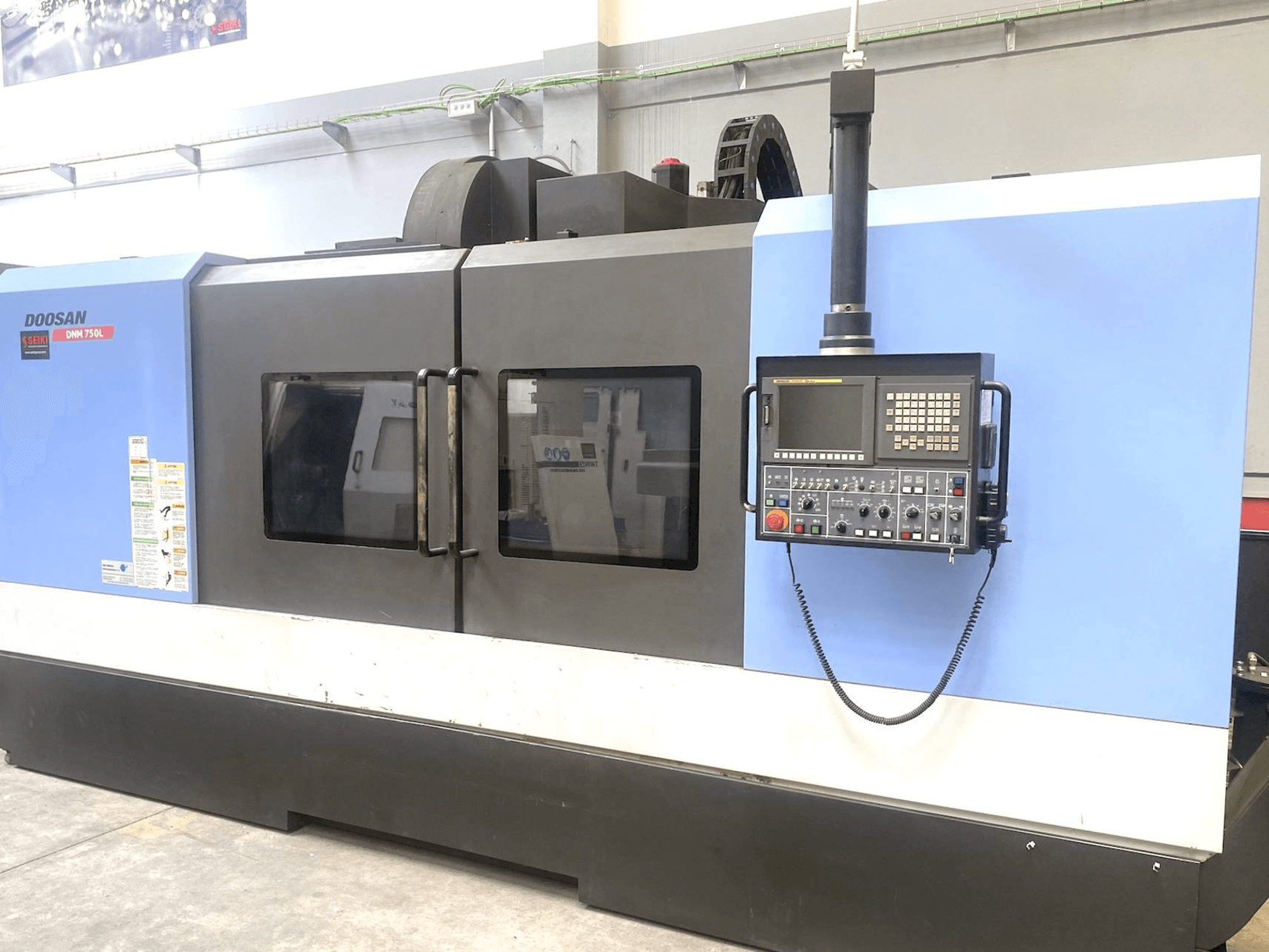 Vista frontale della macchina Doosan DNM 750L