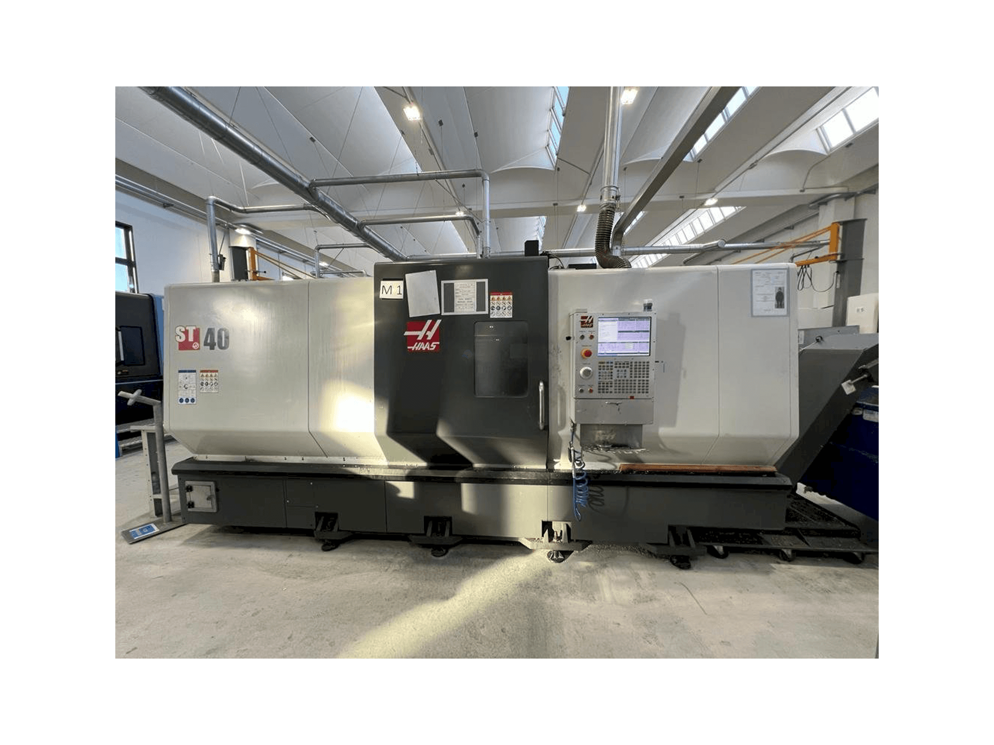 Vista frontale della macchina HAAS ST-40