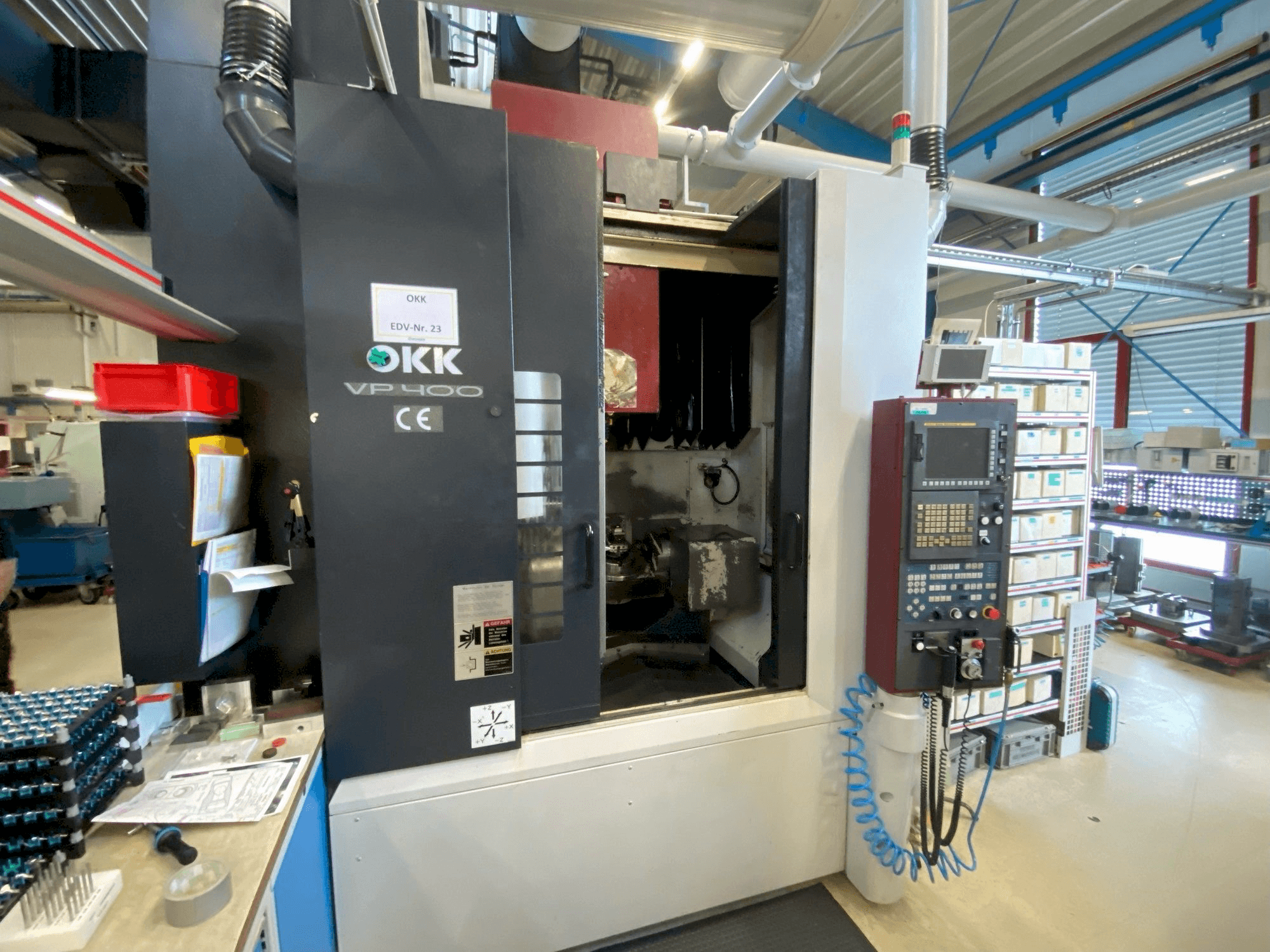 Vista frontale della macchina OKK VP400