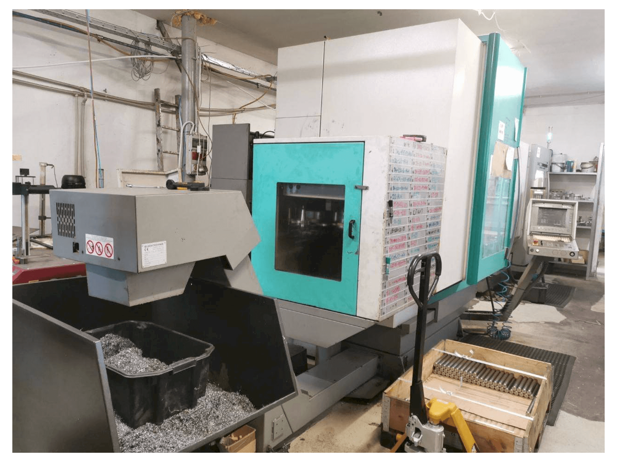 Vista frontale della macchina DECKEL MAHO 70 V