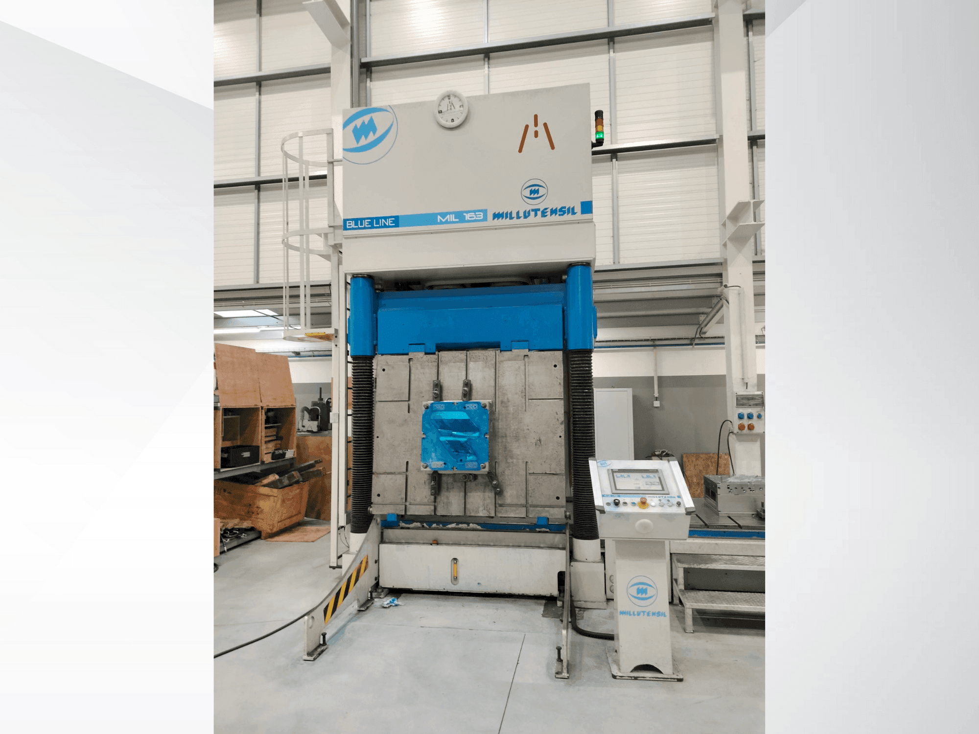 Vista frontale della macchina MILLUTENSIL MIL 163