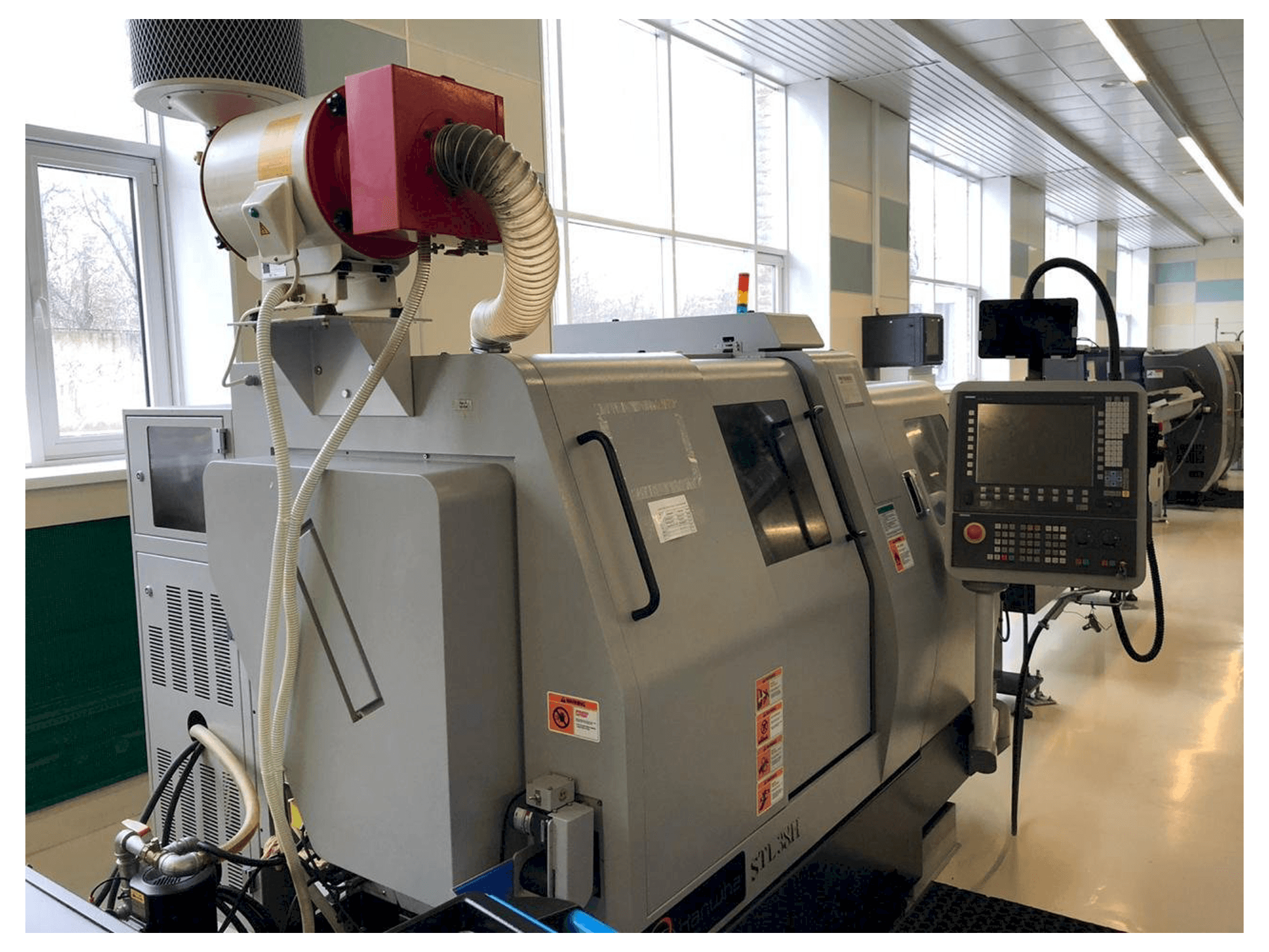 Vista frontale della macchina Hanwha STL 38H