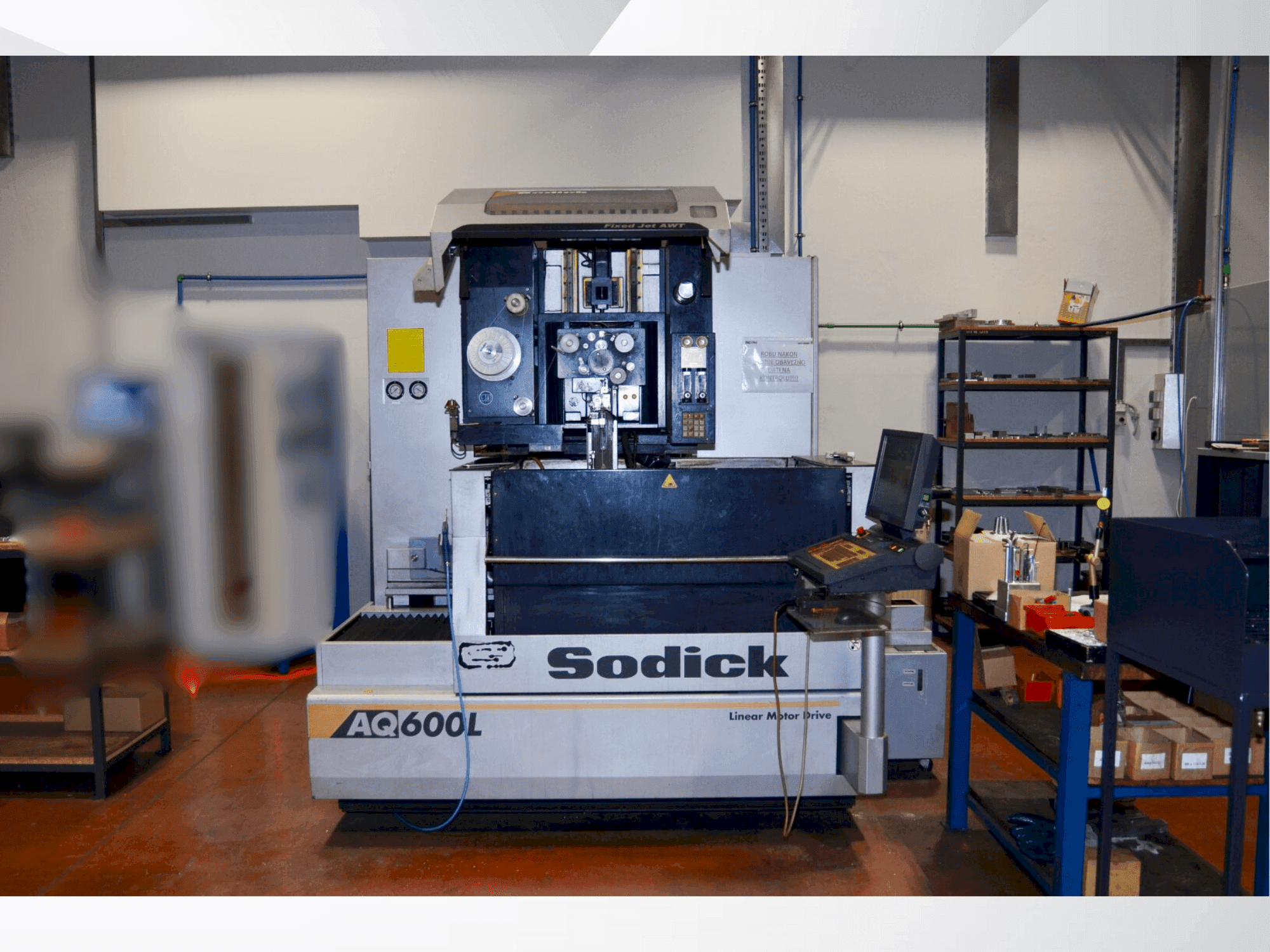 Vista frontale della macchina Sodick AQ 600L