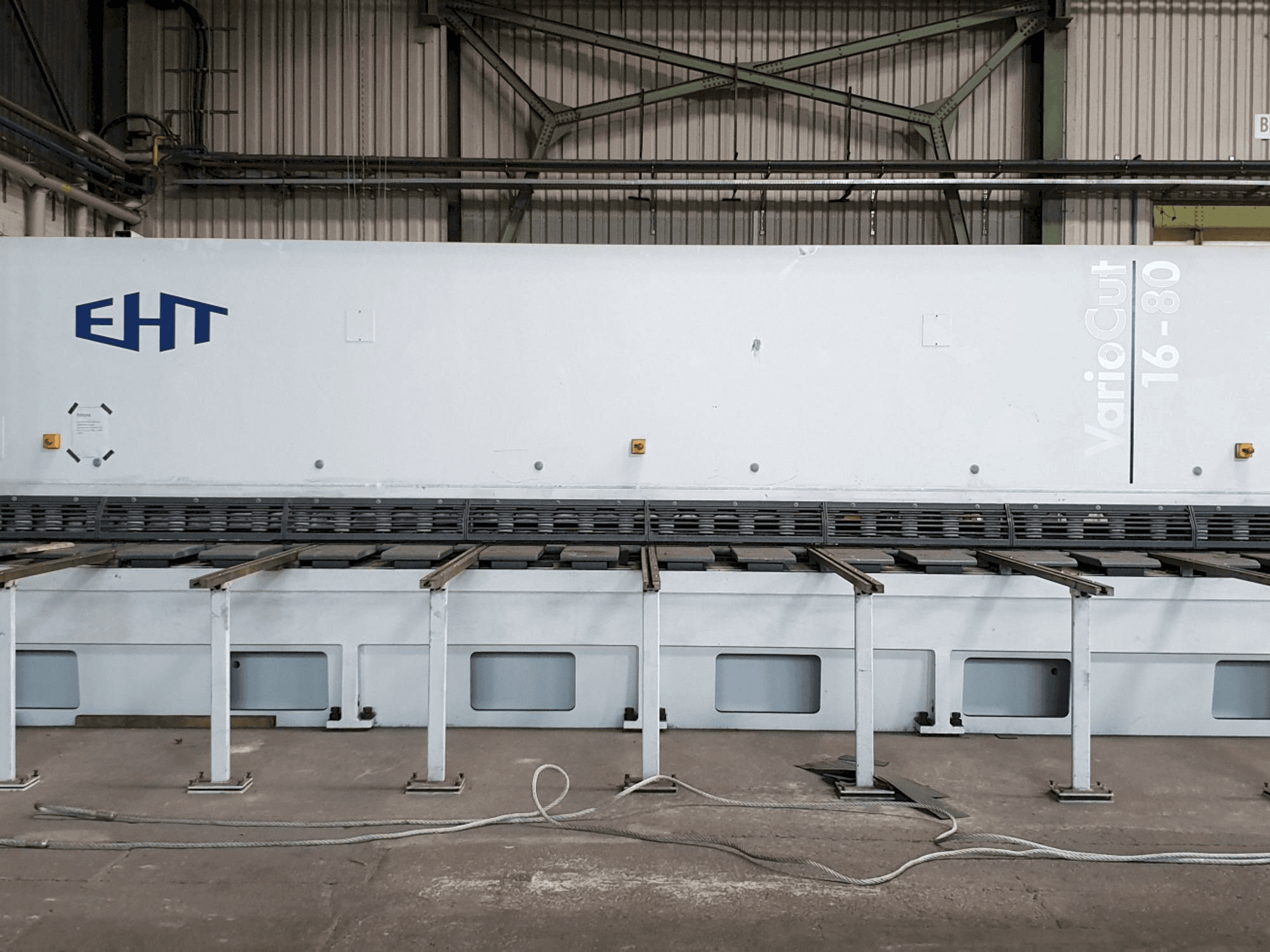 Vista frontale della macchina EHT VarioCut 16-80