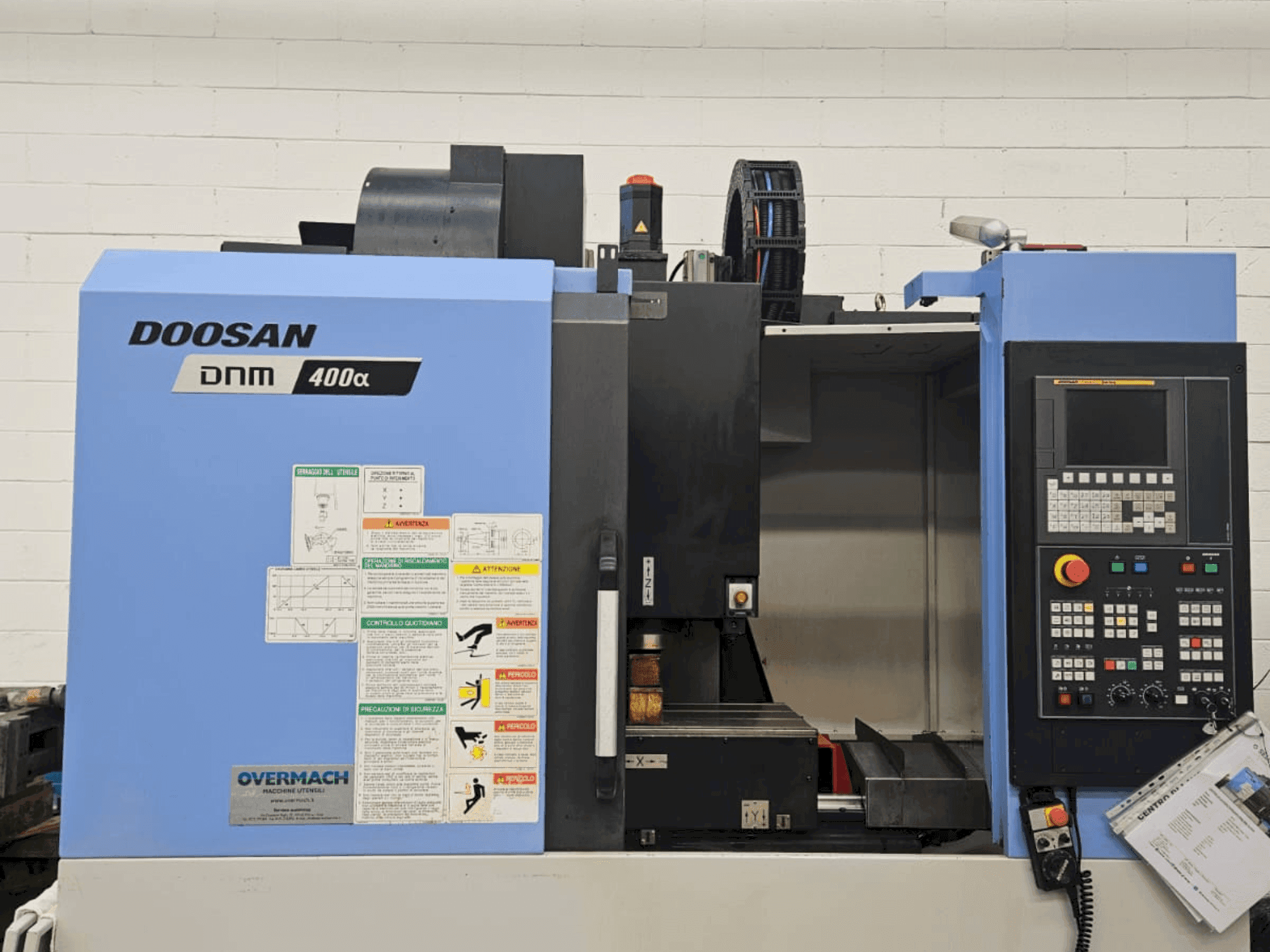 Vista frontale della macchina DOOSAN DNM 400 alpha