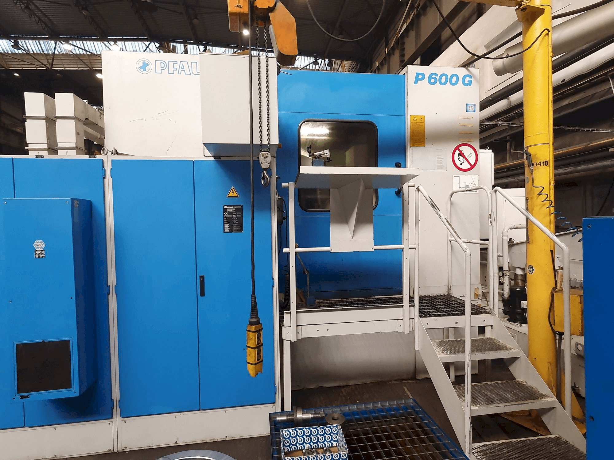 Vista frontale della macchina Gleason PFAUTER P 600G