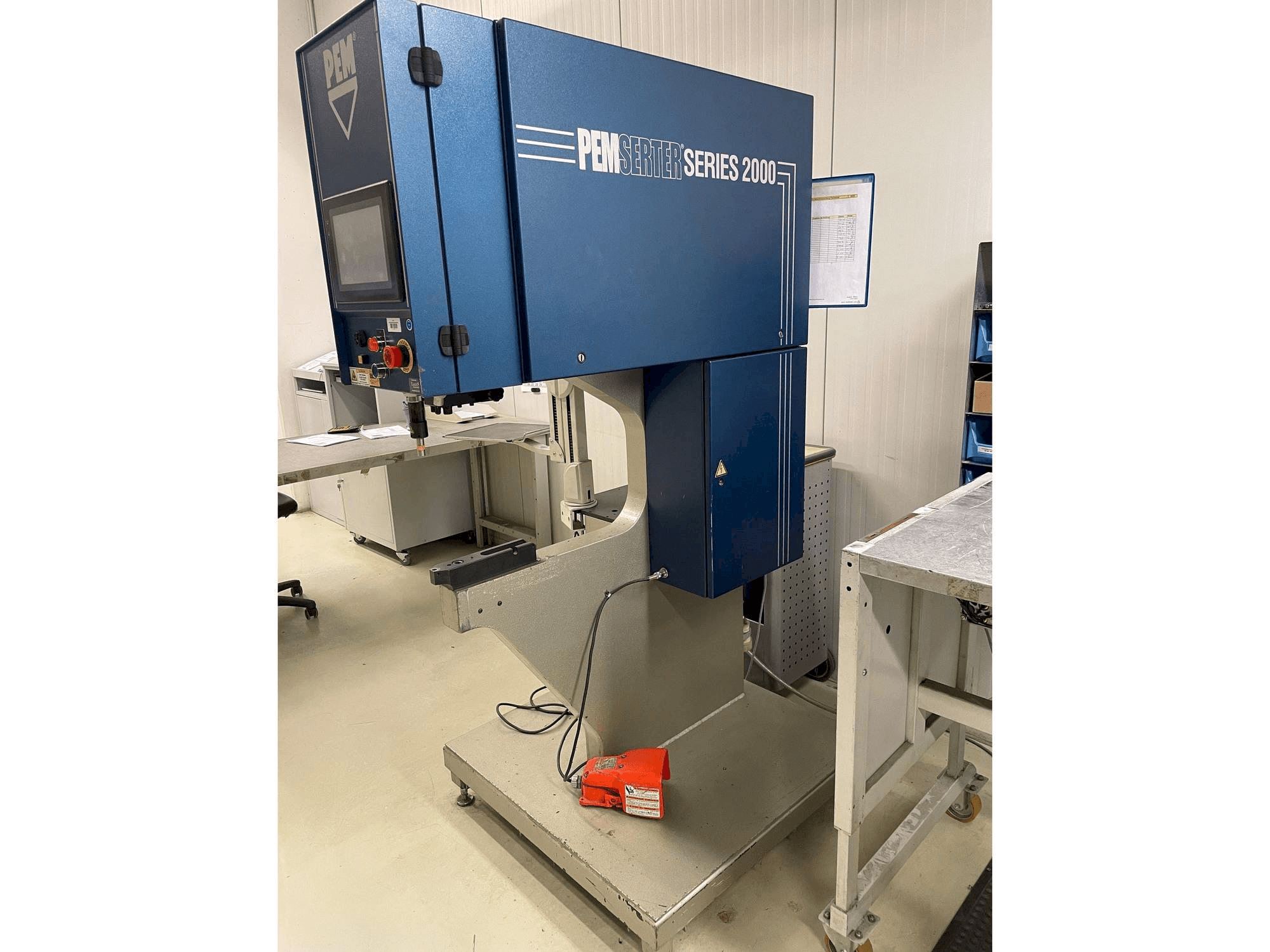 Vista frontale della macchina PEM-SERTER Series 2000A