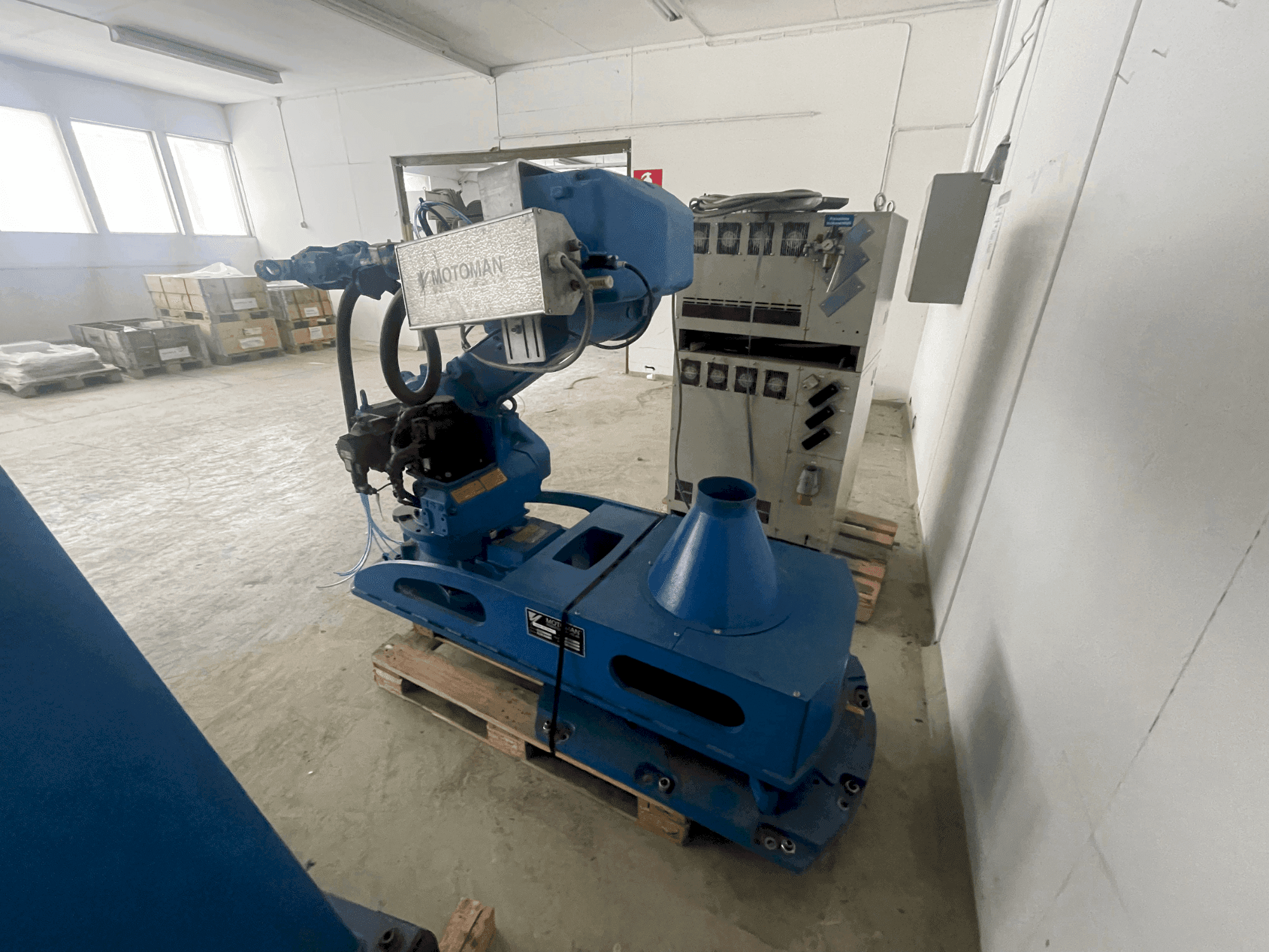 Vista frontale della macchina MOTOMAN VST 600 SX