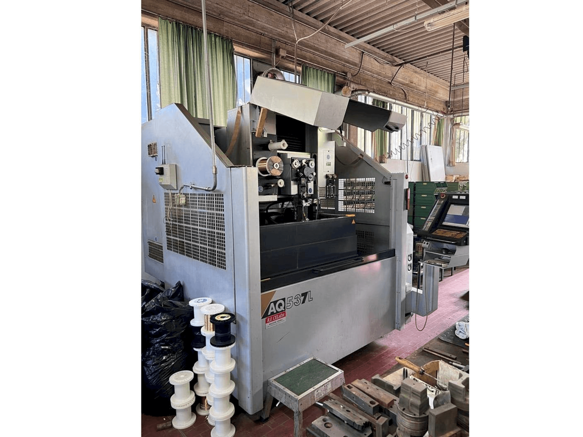 Vista frontale della macchina Sodick AQ537L