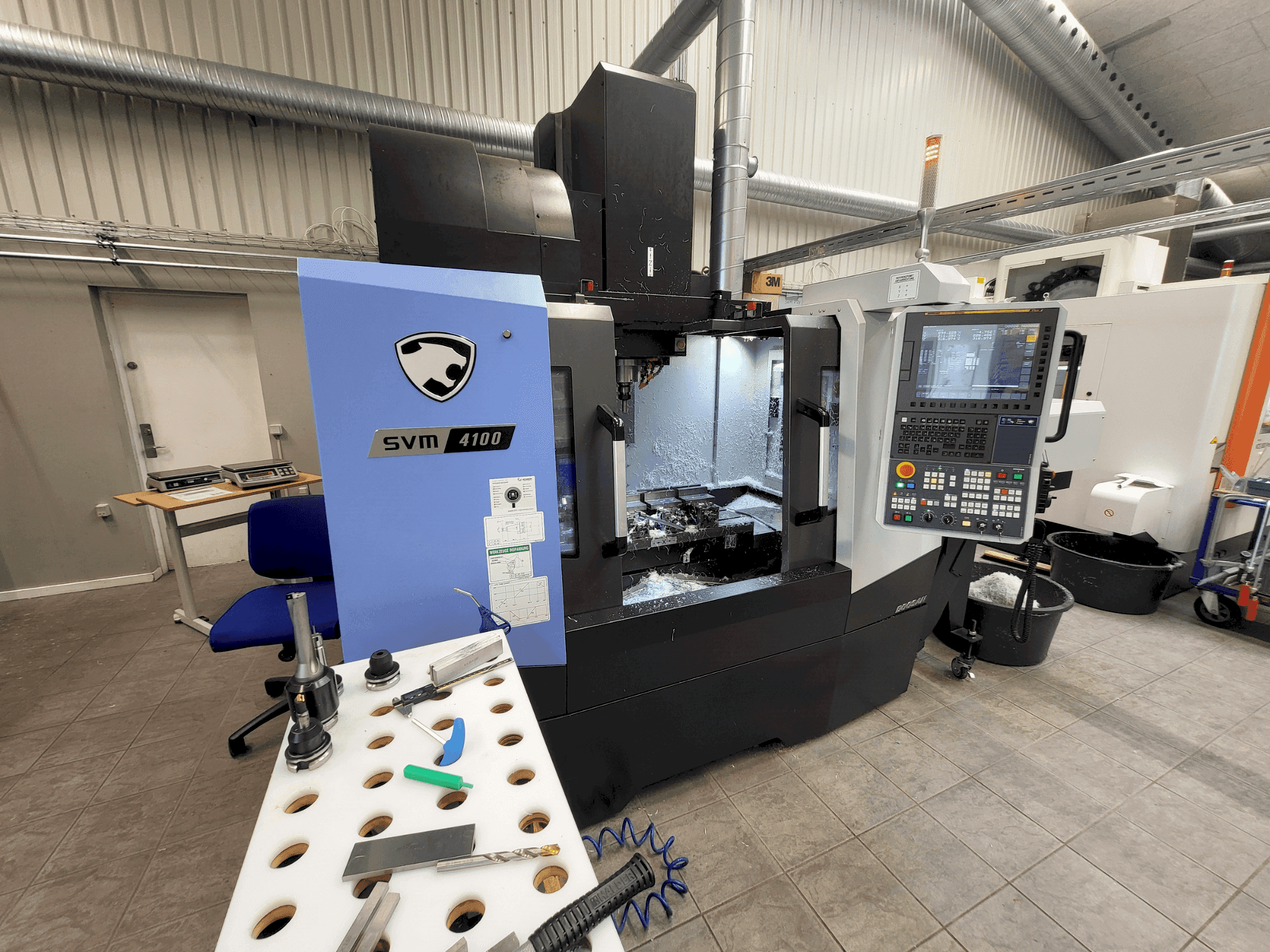 Vista frontale della macchina DOOSAN SVM4100