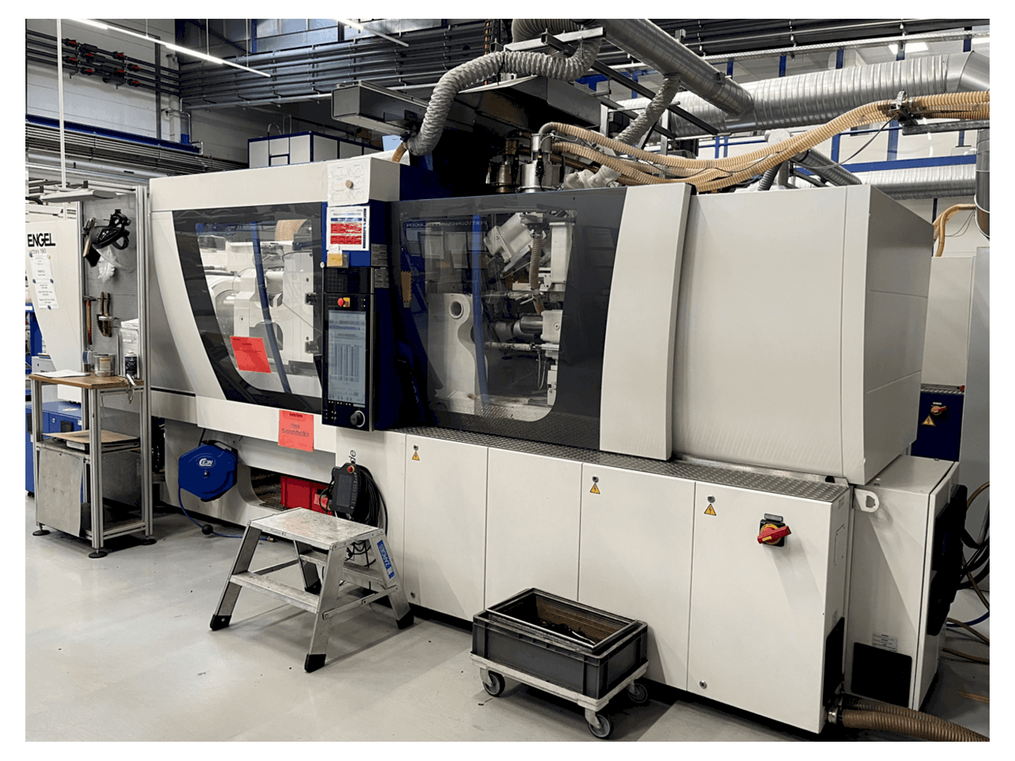 Vista frontale della macchina Engel Victory 200H 60W 180