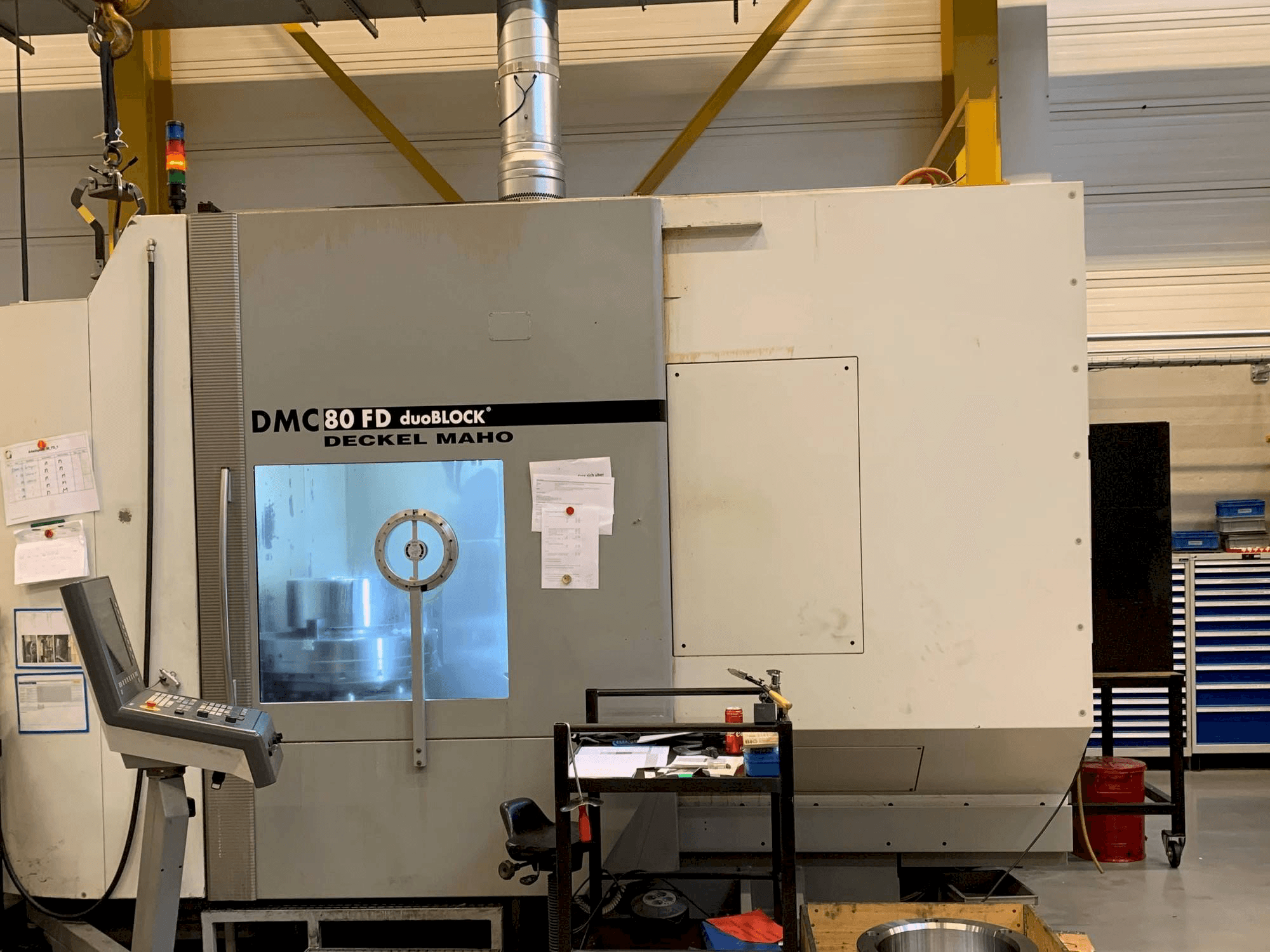 Vista frontale della macchina DECKEL MAHO DMC 80 FD duoBLOCK