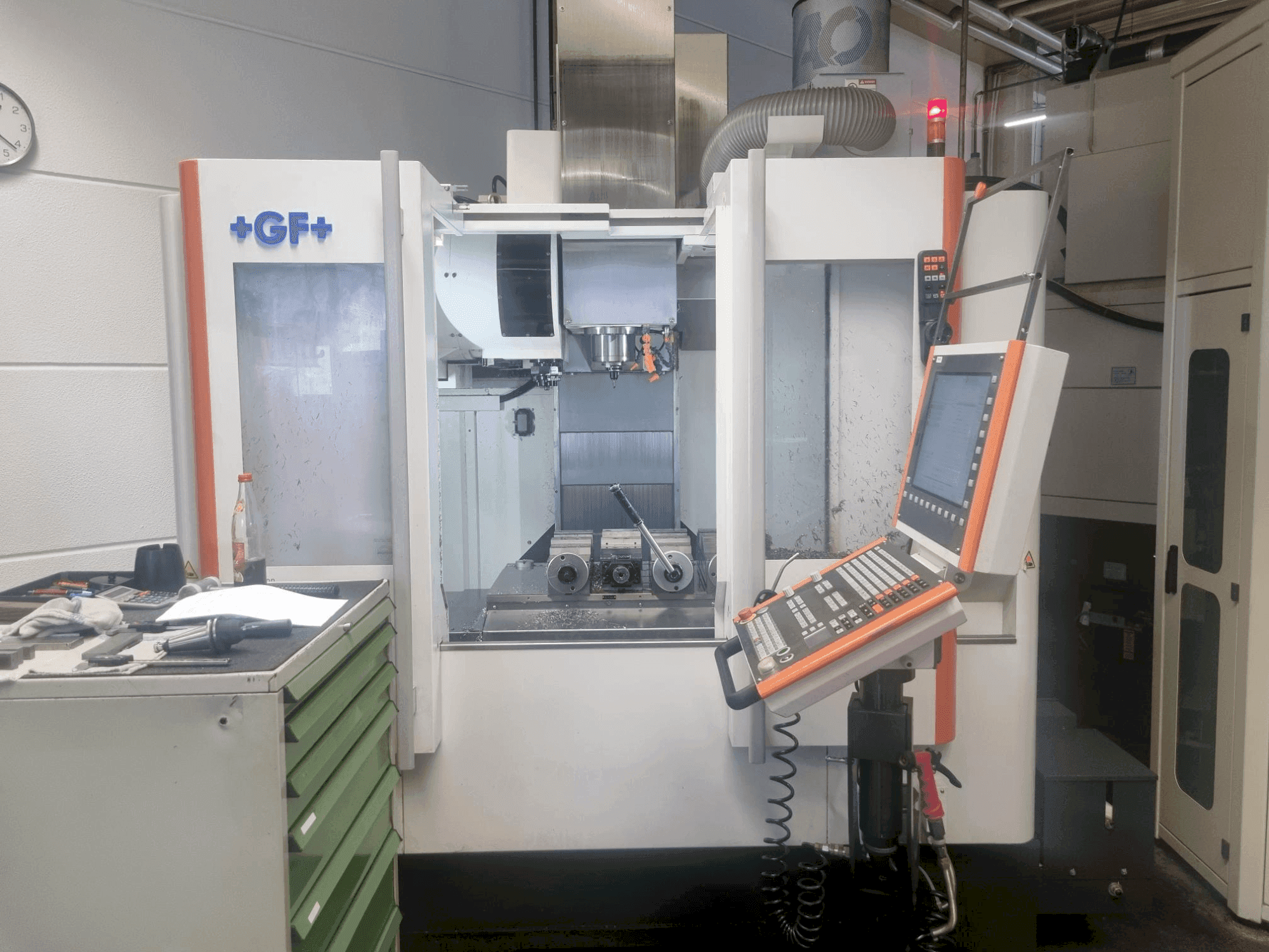 Vista frontale della macchina MIKRON VCE 800 Pro