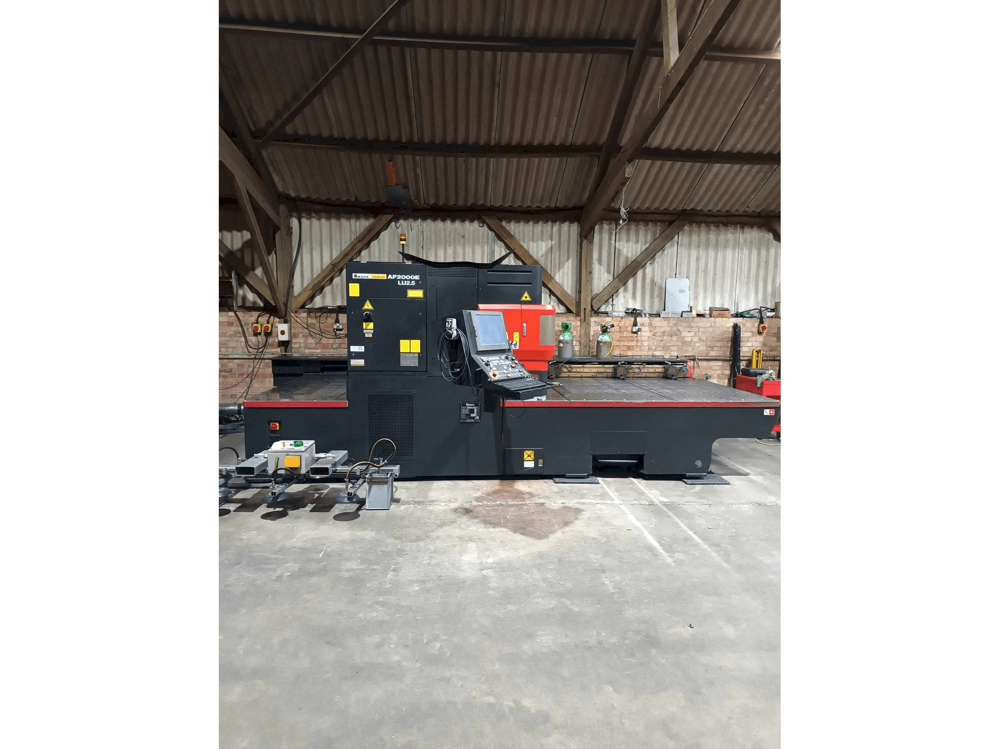 Vista frontale della macchina AMADA LC 2415 alpha 4 NT