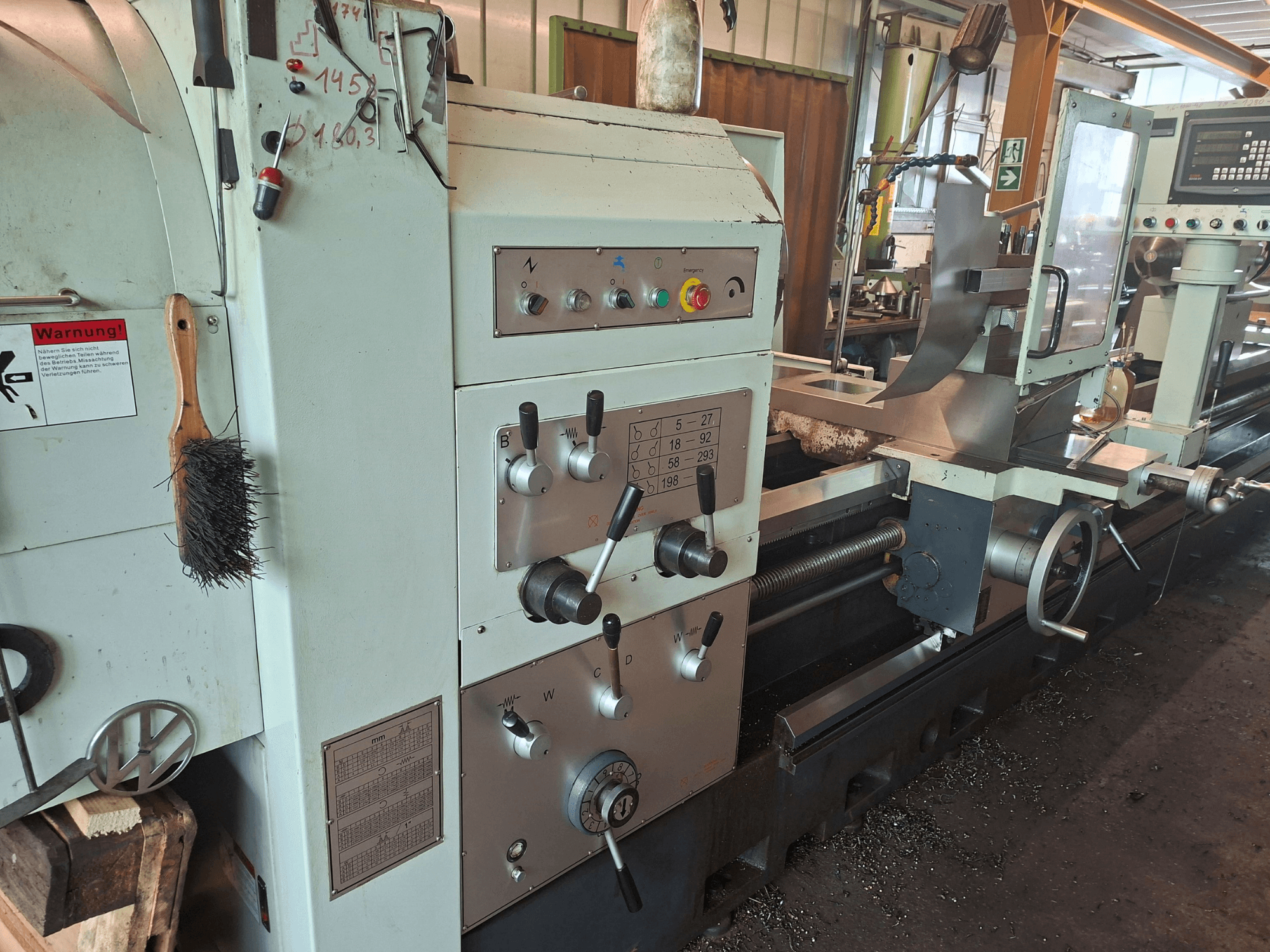 Tornio orizzontale BV-40160 di Other, vista frontale che mostra il pannello di controllo, la spazzola e l'area di lavorazione del pezzo metallico.