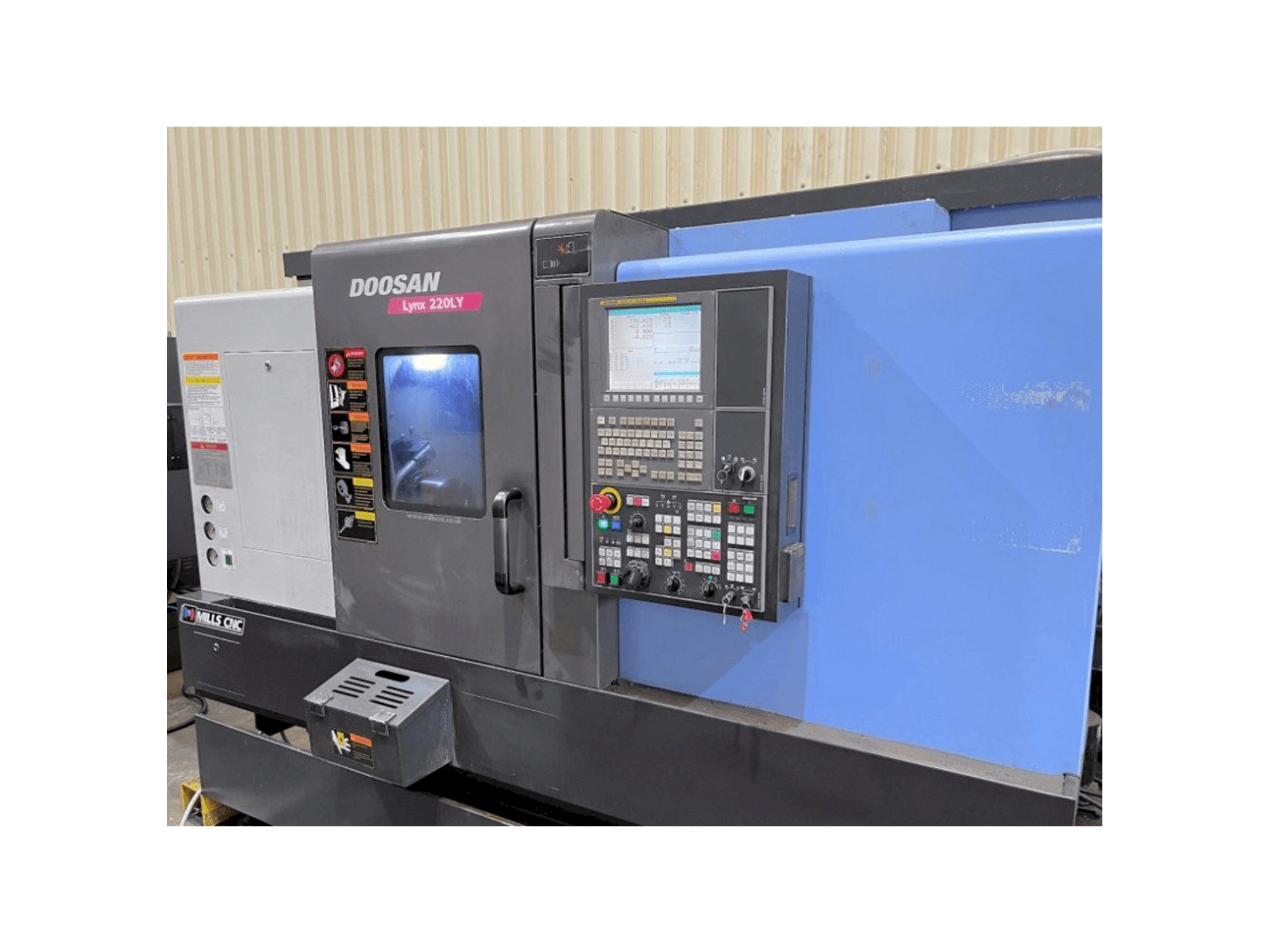 Vista frontale della macchina Doosan Lynx 220LYC