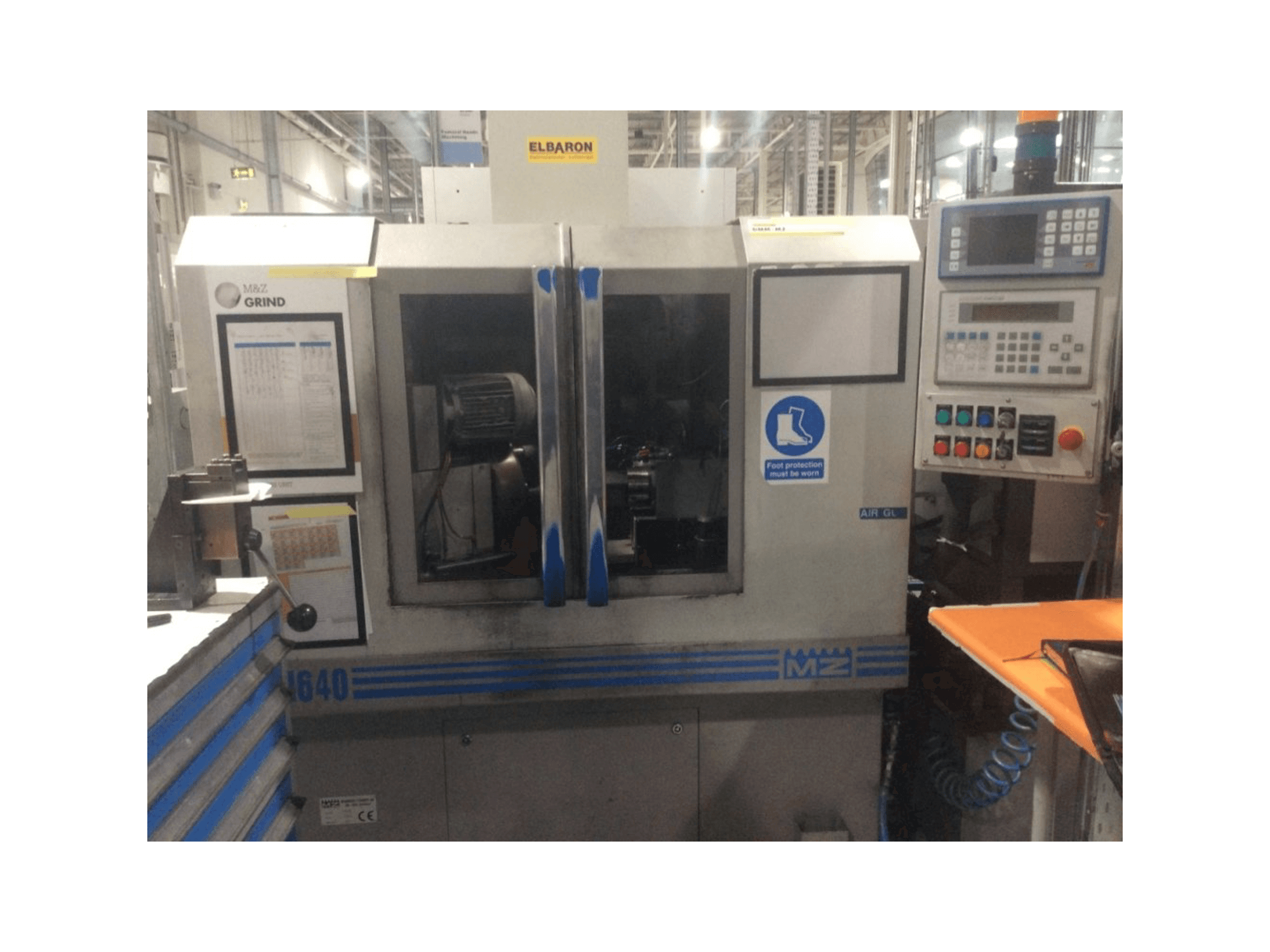 Vista frontale della macchina Monnier & Zahner M640 CNC