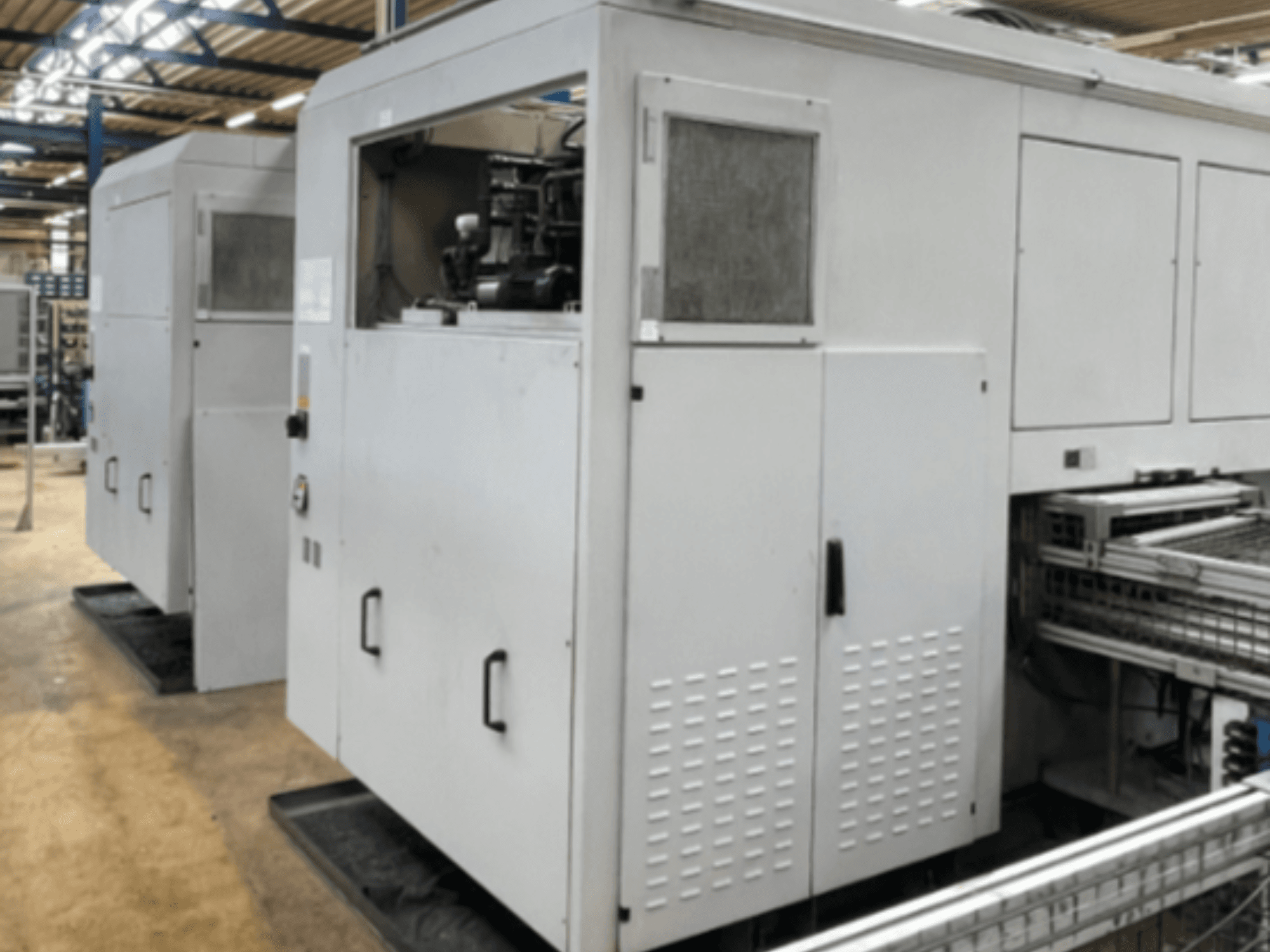 Tornio verticale EMAG VSC 200 TWIN OP 40, vista laterale che mostra il pannello di controllo e il sistema di raffreddamento.