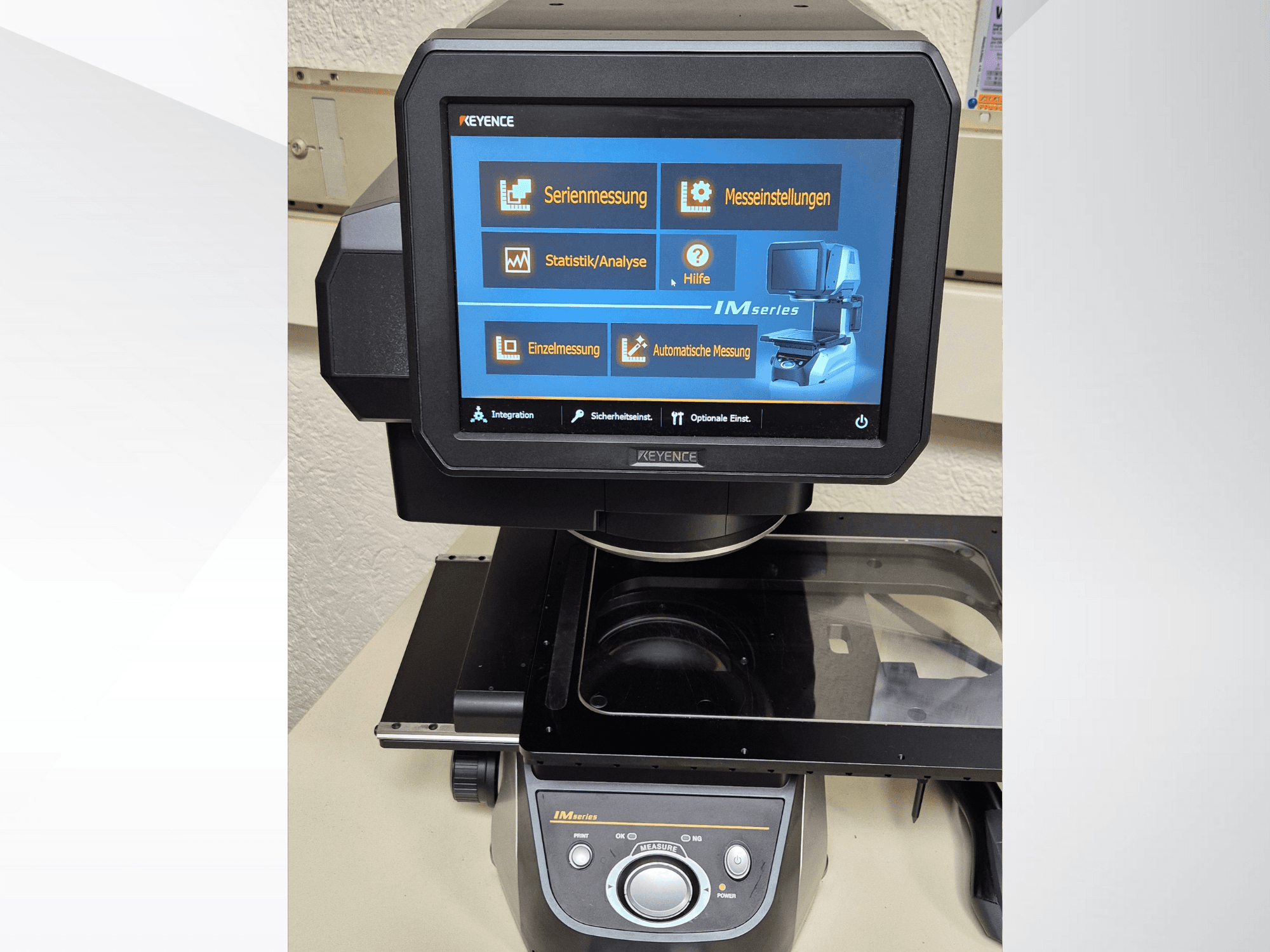 Vista frontale del dispositivo di misura della serie KEYENCE IM con display touchscreen che mostra le opzioni di misura e i controlli.