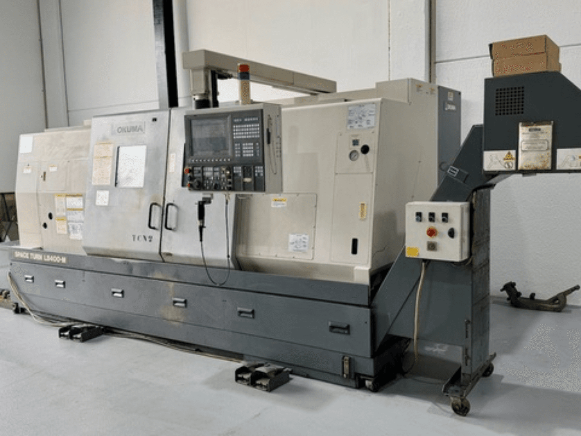 Tornio Okuma Space Turn LB400-M, vista frontale con pannello di controllo, con interruttori multipli e specifiche dettagliate.