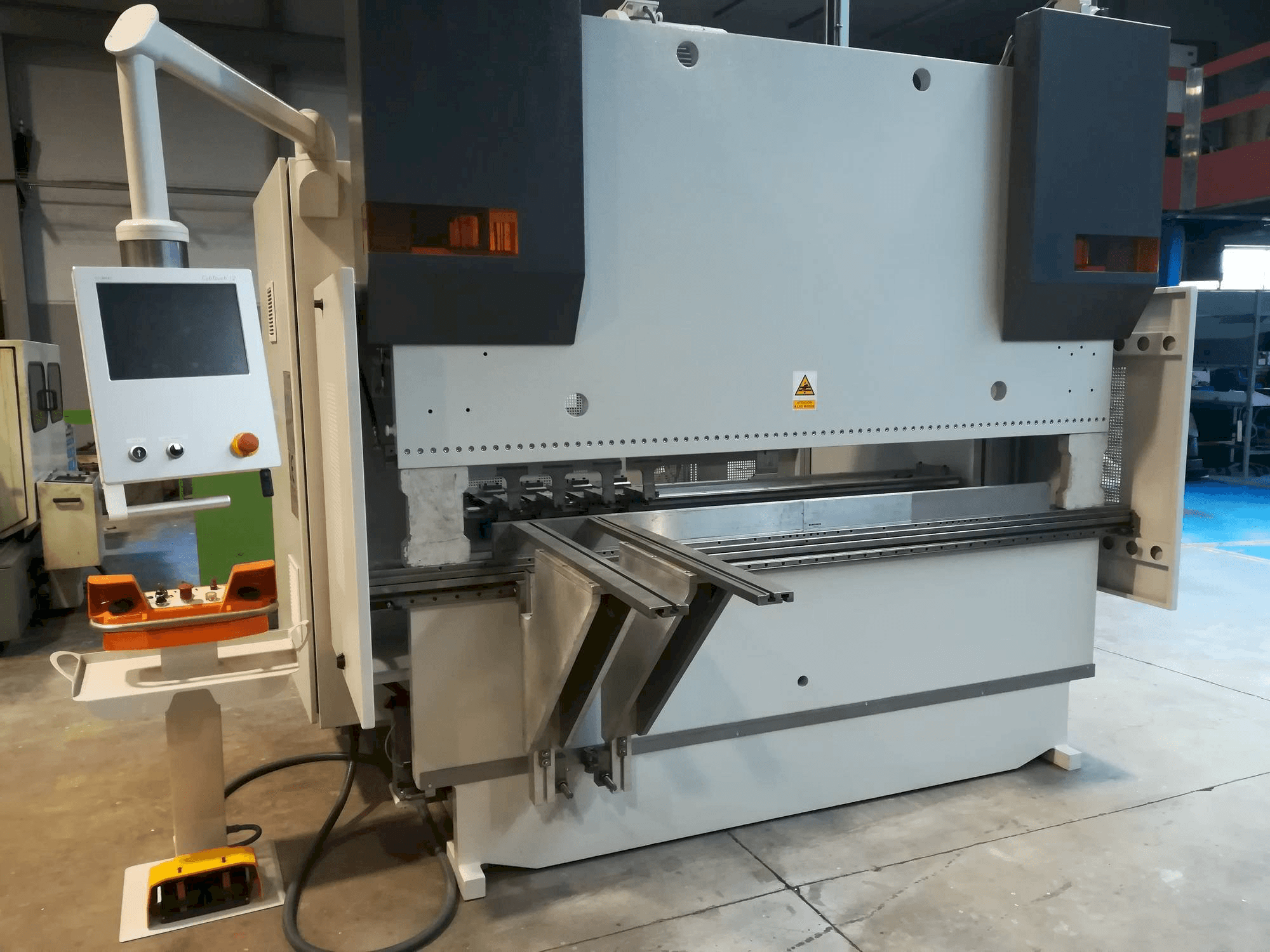 Vista frontale della macchina LVD LVD PPEB 80/25 CAD-CNC