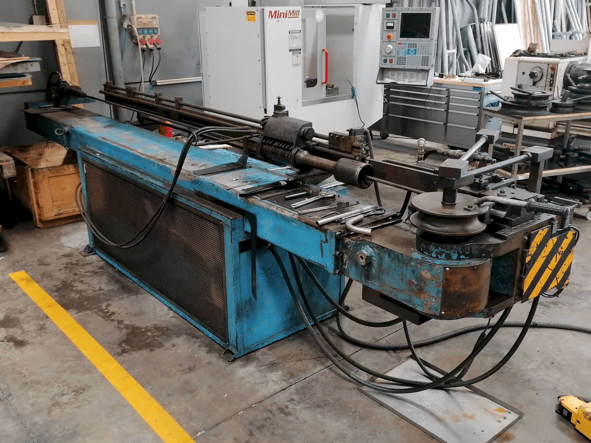 Vista frontale della macchina Amob CH69