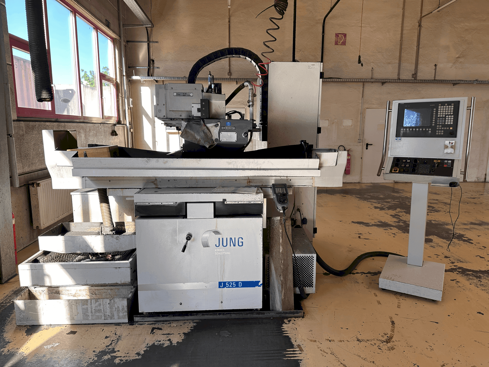 Vista frontale della macchina JUNG J 525-D